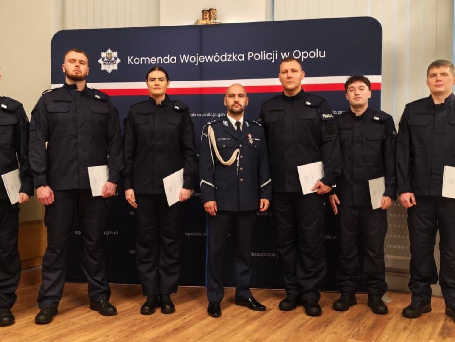Policjanci ślubowali na sztandar. Sześcioro nowych funkcjonariuszy zasili kędzierzyńską komendę