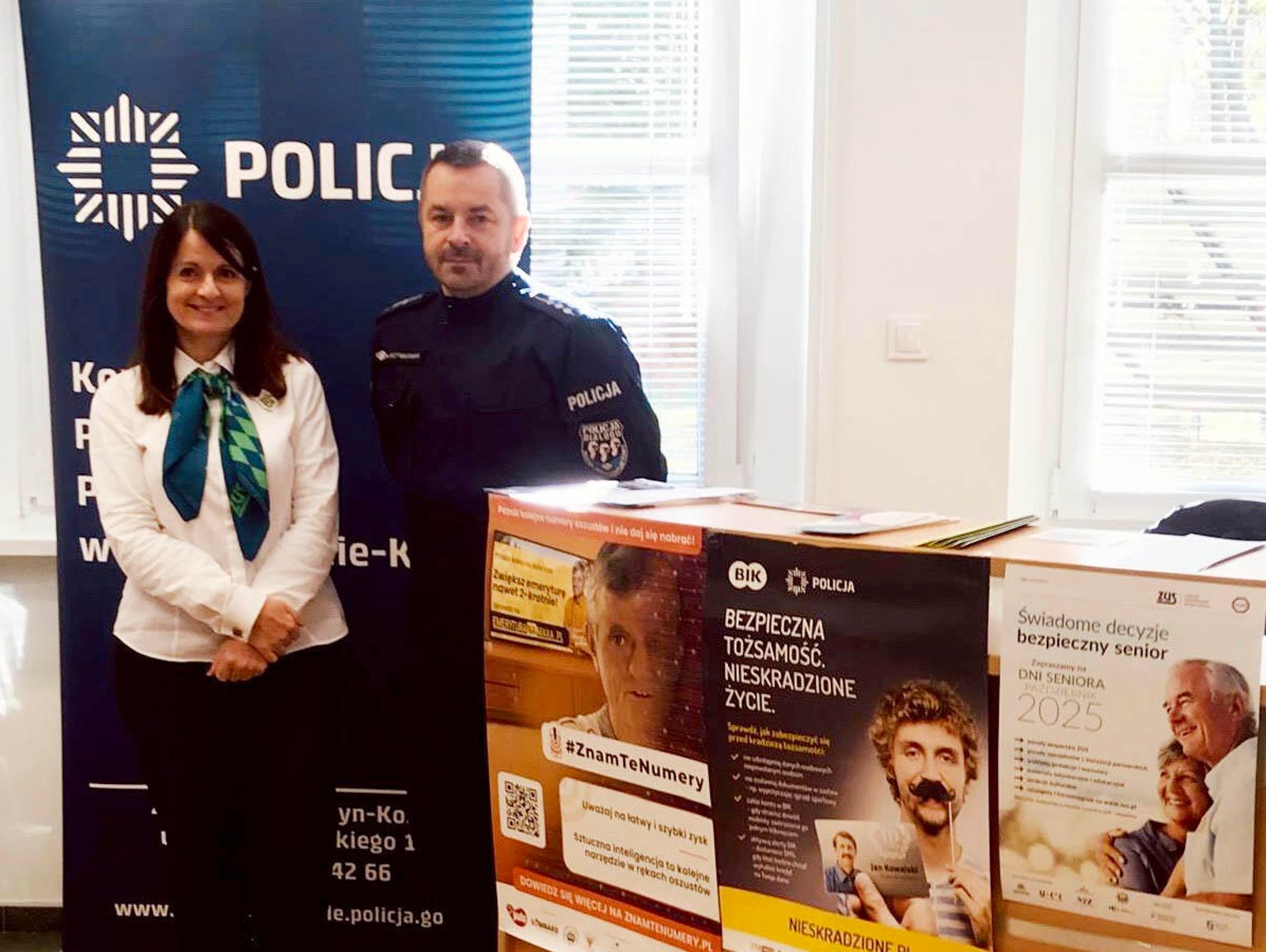 Policjanci w kędzierzyńskim ZUS. Rozmawiali z seniorami i przestrzegali ich przed oszustami