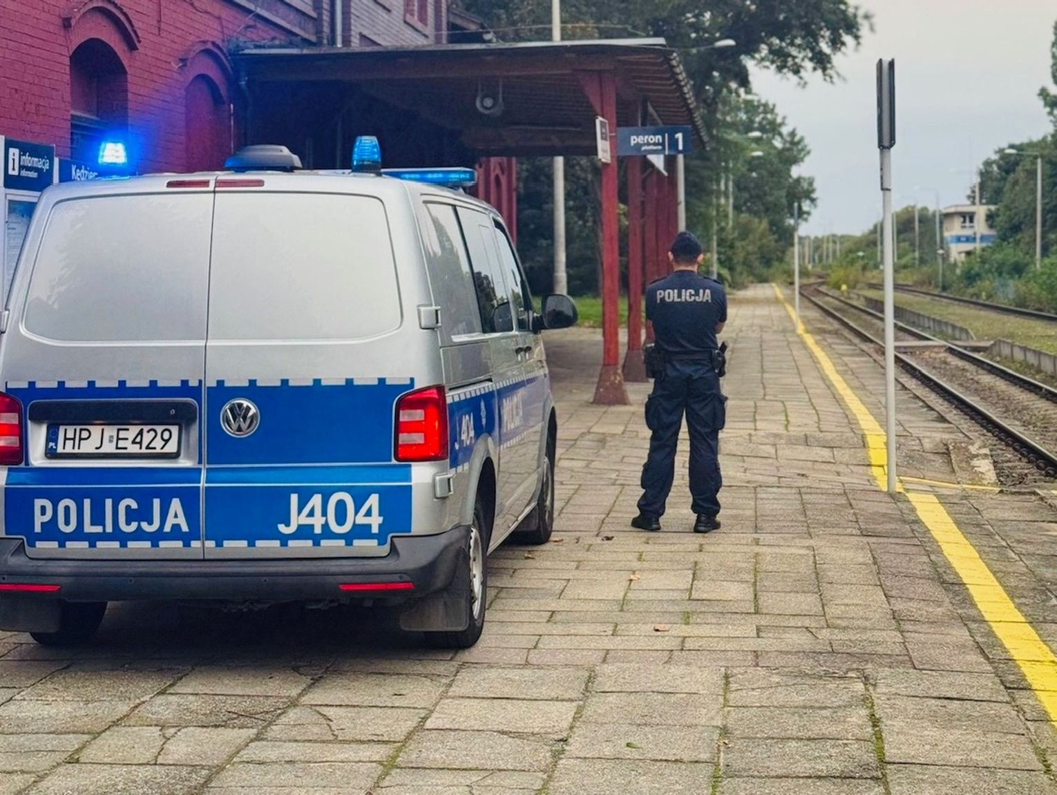 Policjanci widoczni na dworcach i liniach kolejowych. Trwa akcja wymierzona w poprawę bezpieczeństwa