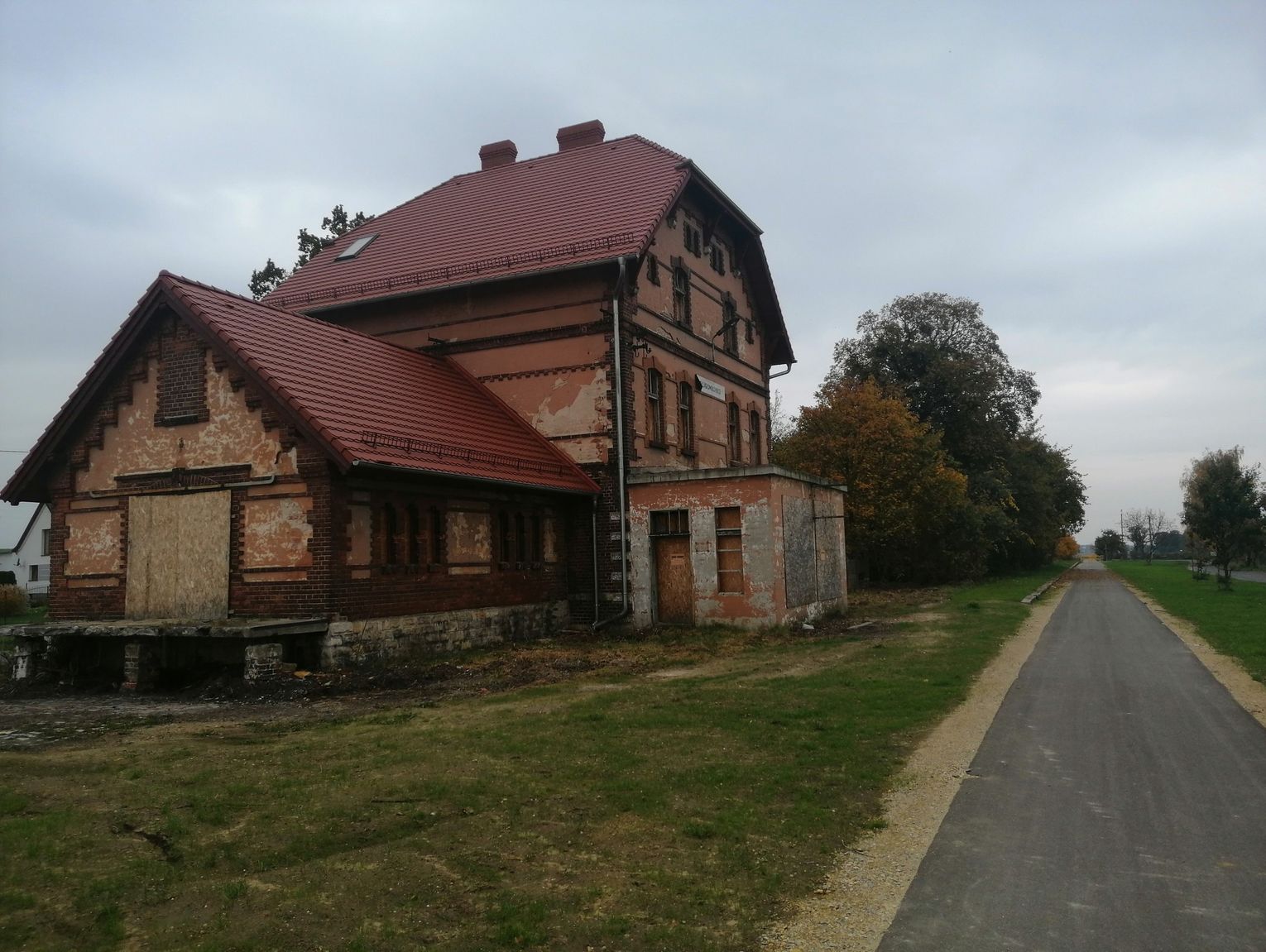 Ponad 5,4 mln zł na rewitalizację zabytkowego dworca w Długomiłowicach. Powstanie Klub Seniora i nowe tereny rekreacyjne