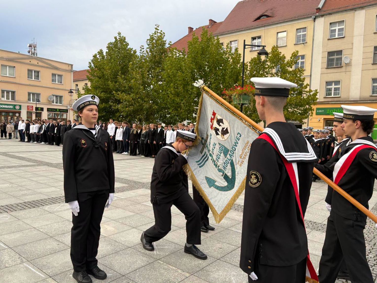 Ponad stu pierwszoklasistów z „Żeglugi” ślubowało na kozielskim Rynku. ZDJĘCIA