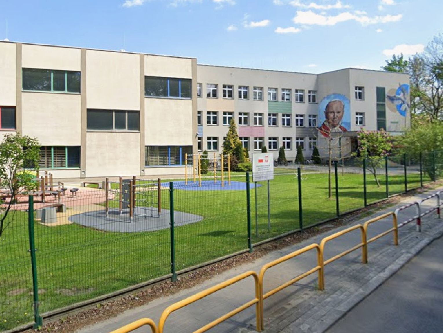 Poranny alarm bombowy w szkole. Na miejscu policyjni pirotechnicy