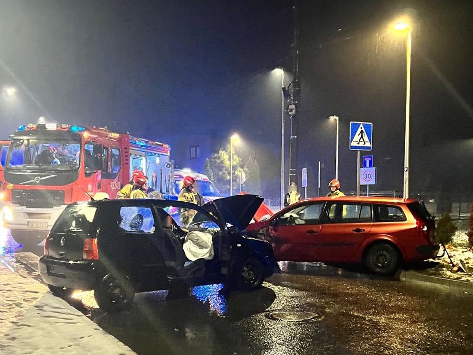 Poranny wypadek z udziałem dwóch osobówek. W wyniku zdarzenia poszkodowane zostały dwie osoby [FOTO]
