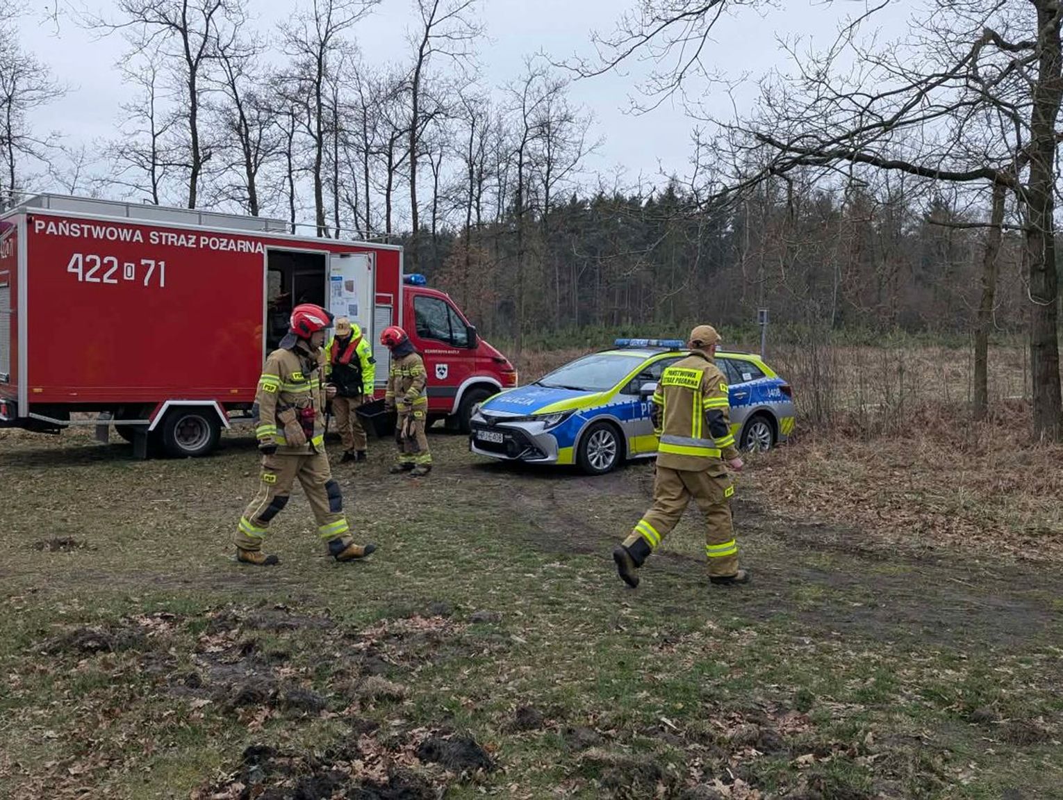 Poszukiwania nad jeziorkiem trwają. Wciąż nie wiadomo, do kogo należą pozostawione rzeczy