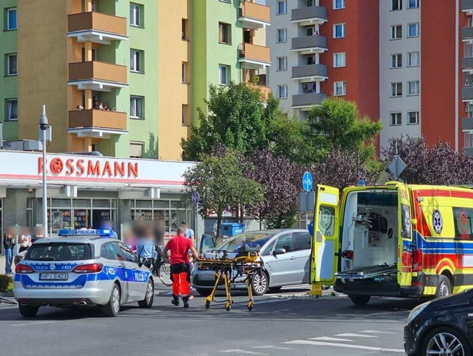 Potrącenie rowerzysty na ulicy Wojska Polskiego. Ranny mężczyzna trafił do szpitala