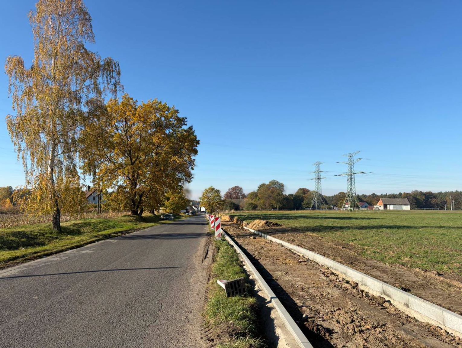 Powstaje ścieżka, w planach także remont drogi. Zmiany między Cisową a Sławięcicami. ZDJĘCIA