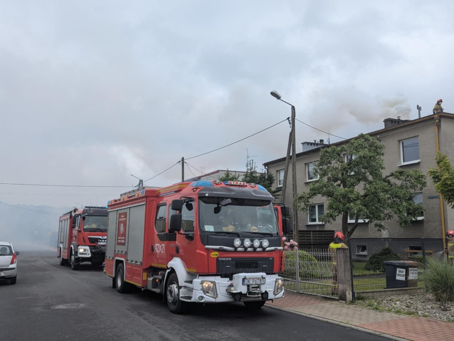 Pożar komina w domu przy ulicy Zgodnej. Na miejscu pracują zastępy straży pożarnej