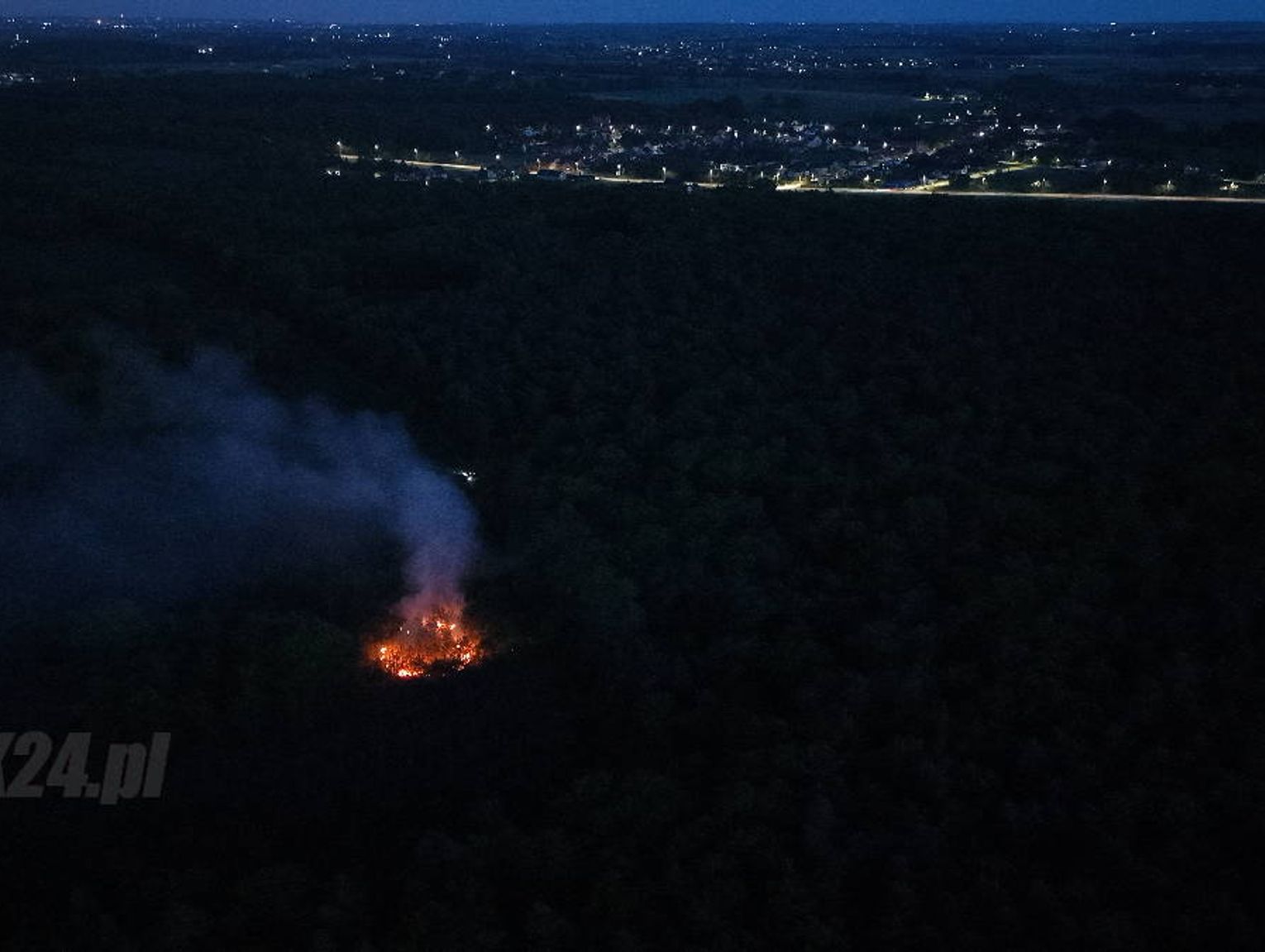 Pożar lasu pomiędzy Pogorzelcem a Brzeźcami. Ogień kilkaset metrów od drogi, możliwe podpalenie