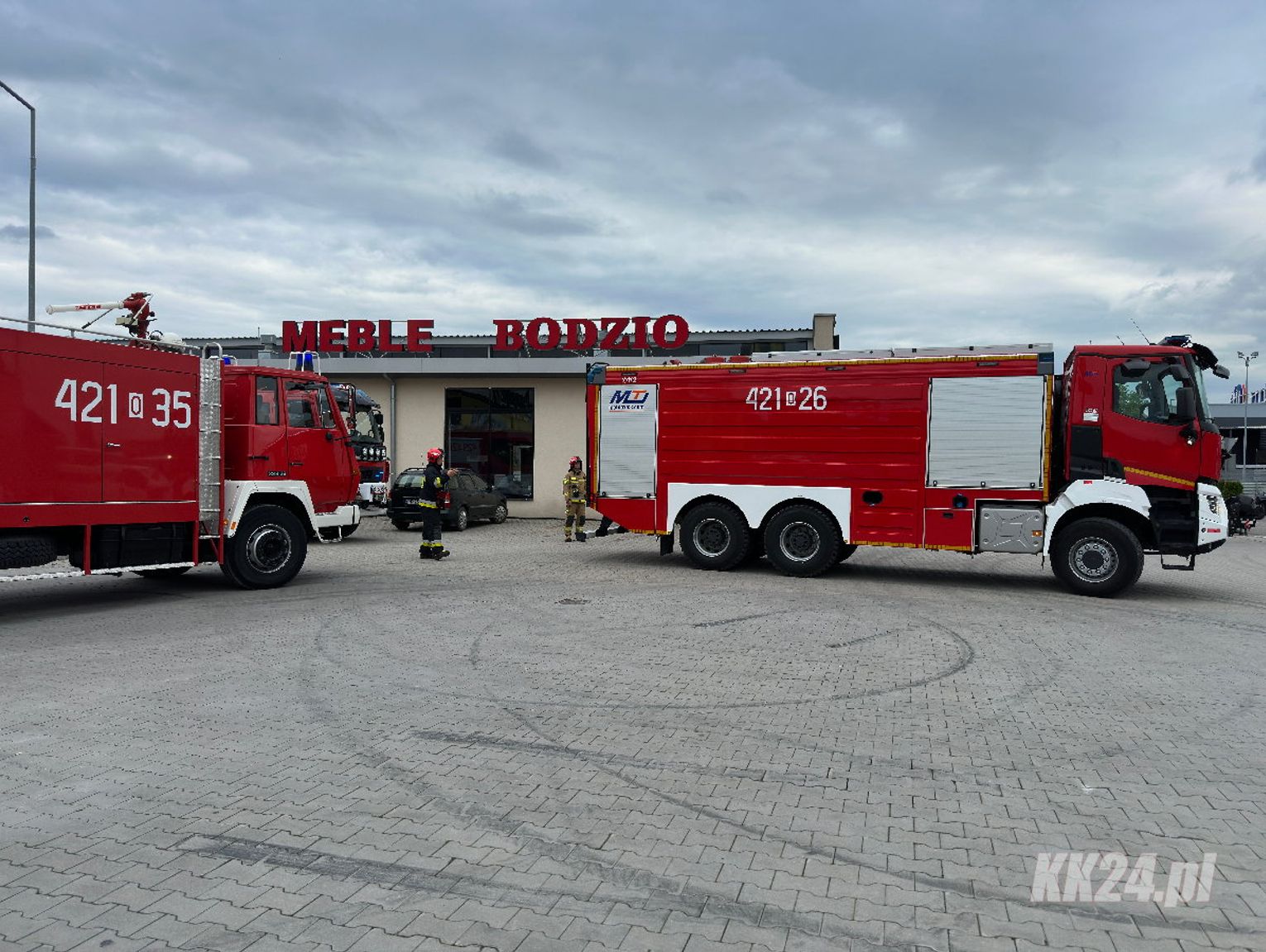 Pożar na zapleczu sklepu meblowego. Interweniowało siedem zastępów straży pożarnej