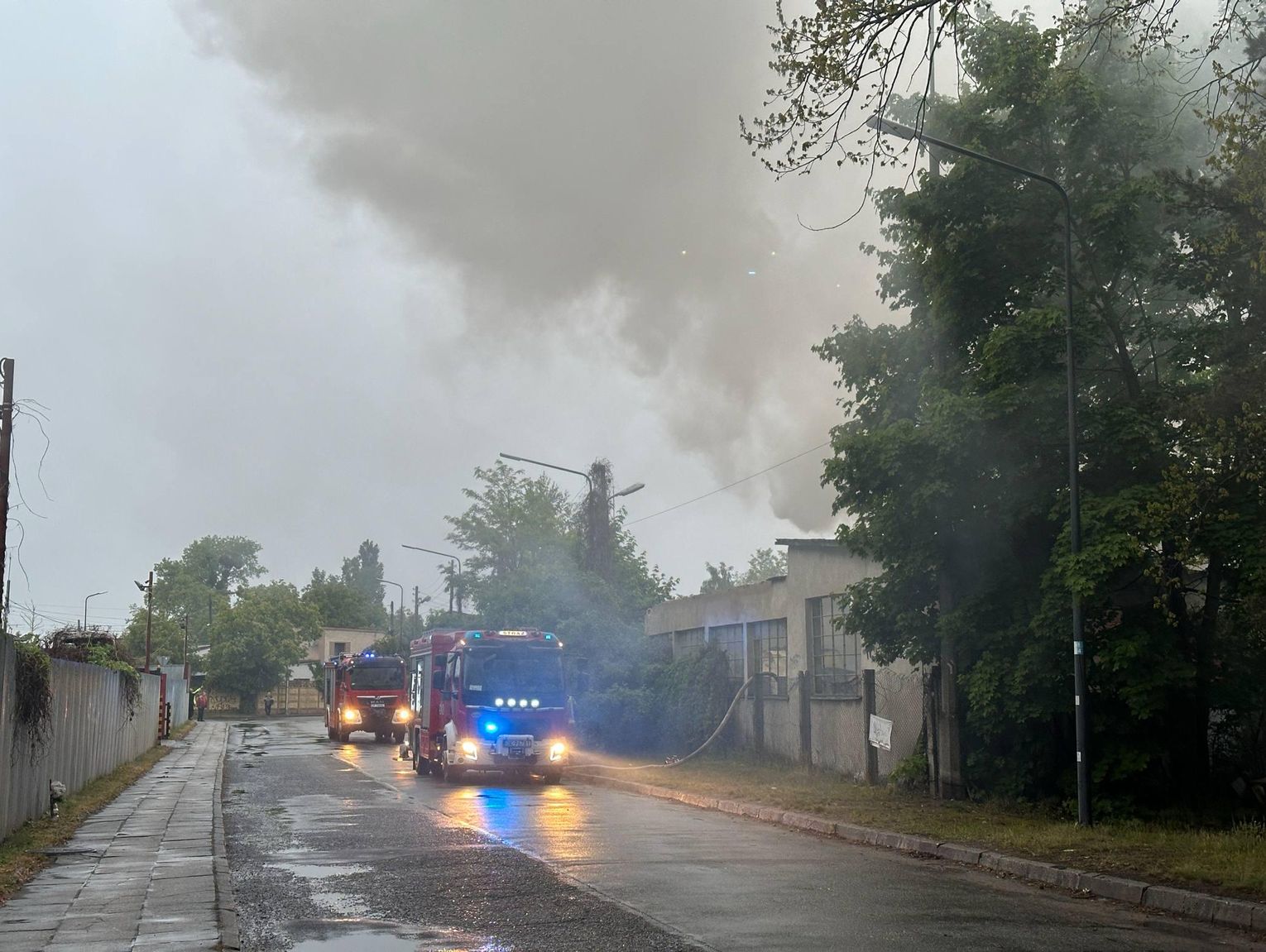 Pożar pustostanu w Śródmieściu. Na miejscu straż pożarna, pogotowie i policja. ZDJĘCIA