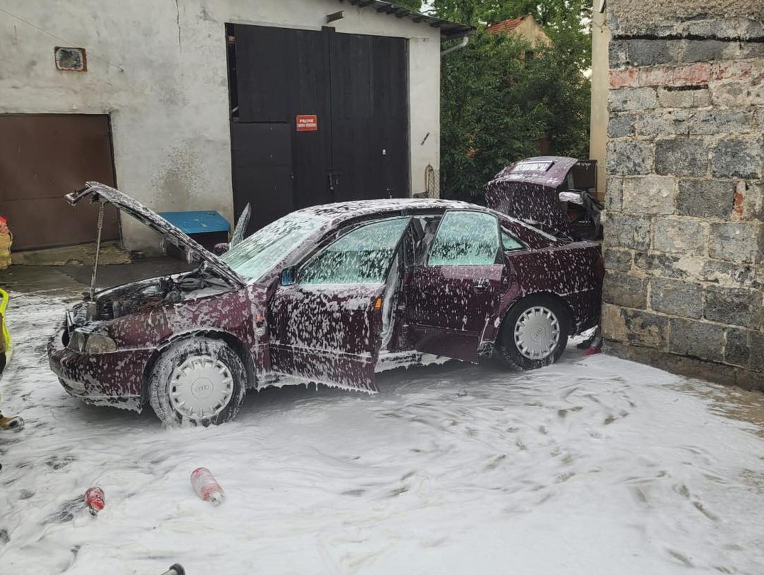 Pożar samochodu osobowego w Jaborowicach. Z ogniem walczyły cztery zastępy strażaków