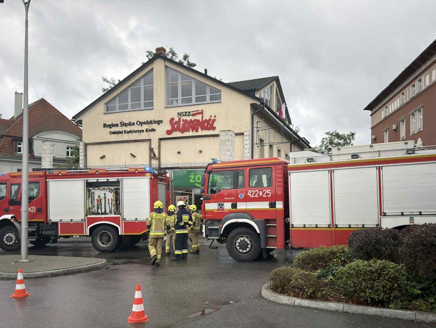 Sześć zastępów straży pożarnej interweniuje w Śródmieściu. Doszło do zadymienia w sklepie