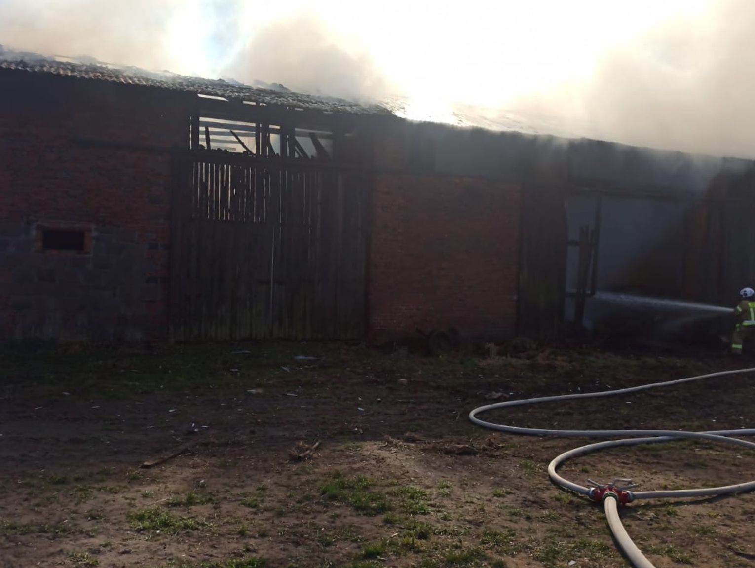 Pożar zabudowań gospodarczych w Dębowej. Na miejscu liczne siły straży pożarnej
