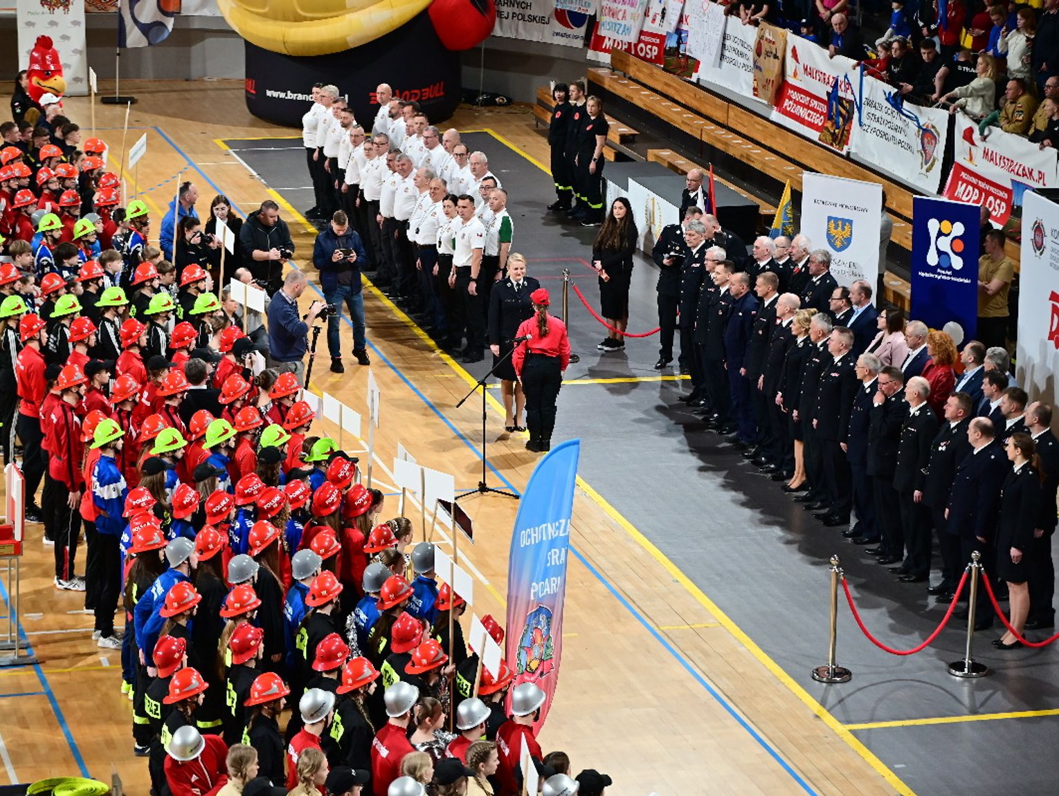 Precyzja, szybkość i wielkie emocje. Młodzi strażacy z całej Polski rywalizują w hali Azoty