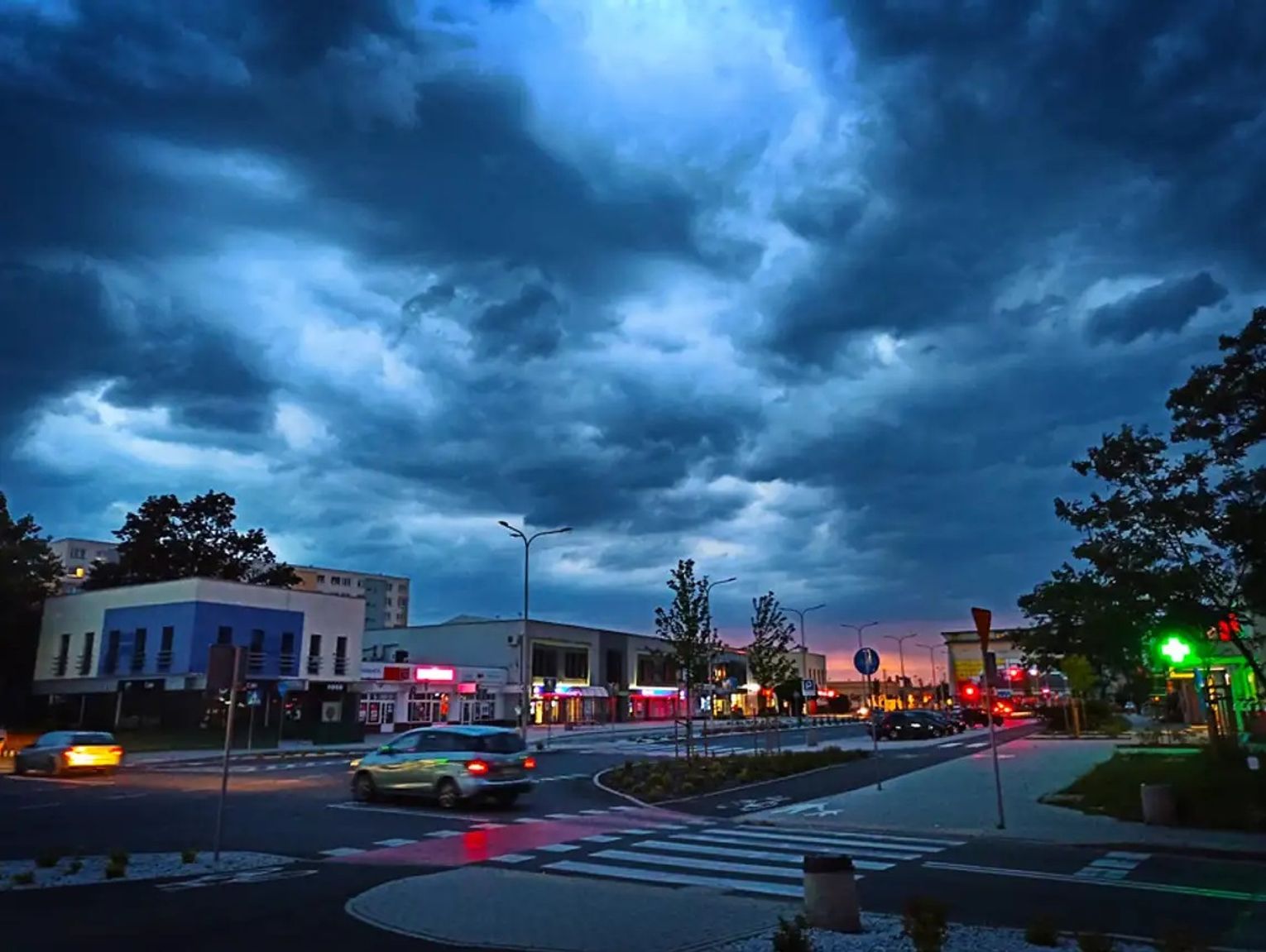 Prognozowane są burze, którym miejscami będą towarzyszyć opady deszczu i grad. Wydano ostrzeżenie