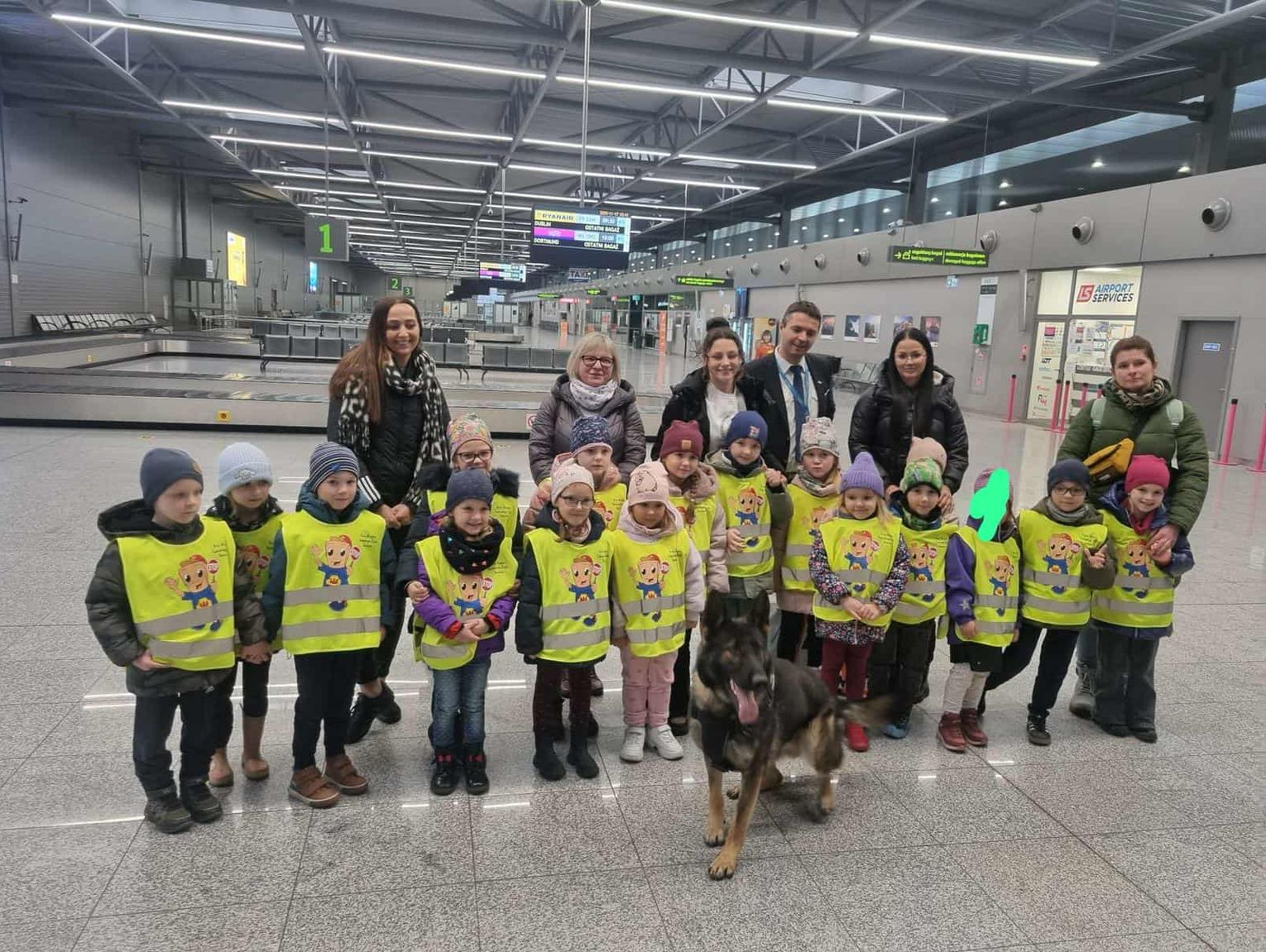 Przedszkolaki zwiedzały lotnisko w Katowicach . „Koguciki” zajrzały tam, gdzie na co dzień wstęp mają tylko pracownicy
