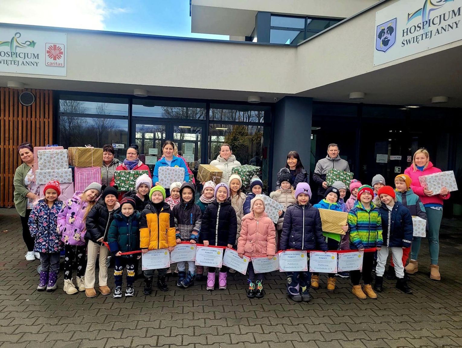 Przedszkolaków połączył „Łańcuch Dobrej Pomocy”. Maluchy zebrały dary dla hospicjum w Kłodnicy