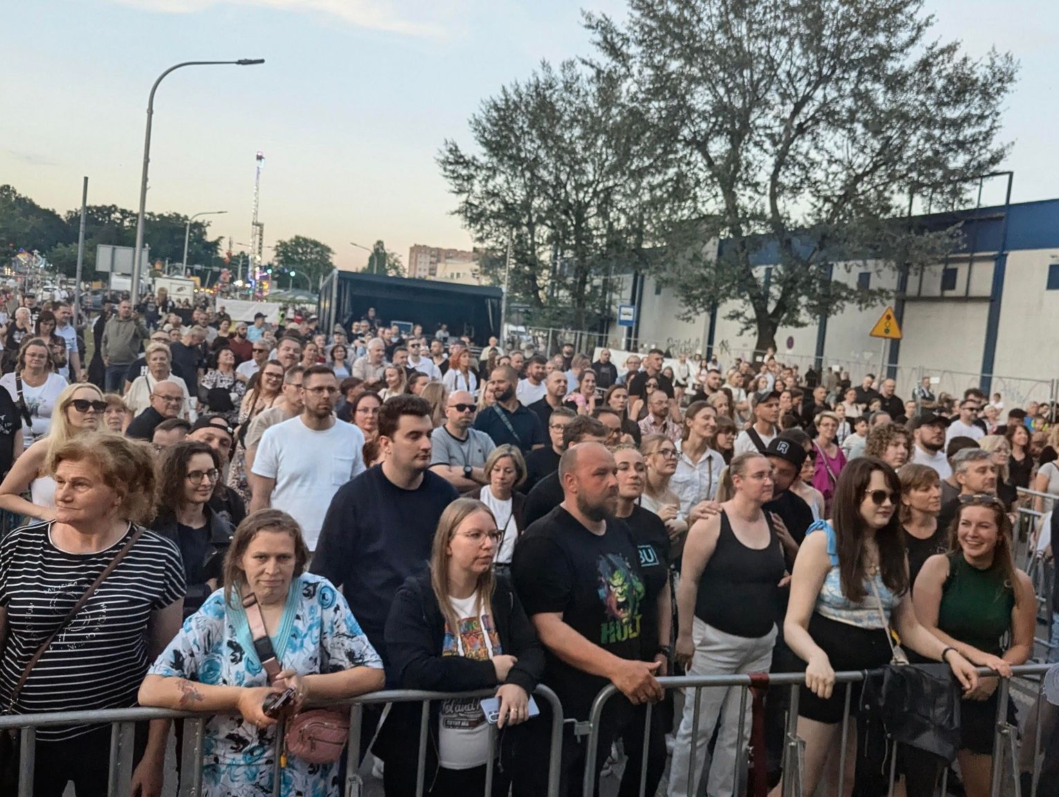 Publiczności przybywa. Zespół Tabu przyciąga mieszkańców pod scenę