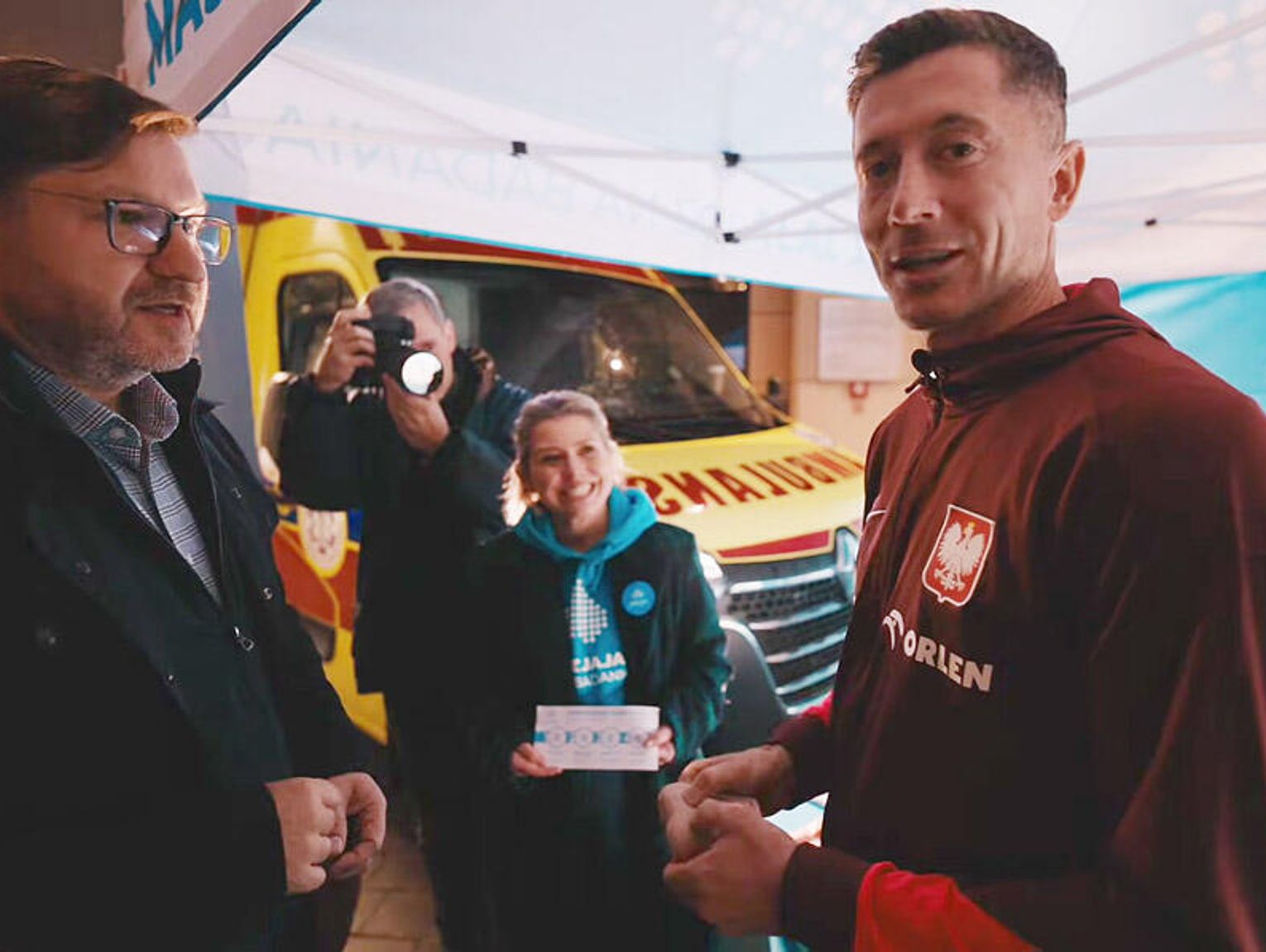 Robert Lewandowski i piłkarze reprezentacji przebadani w "Jajowozie" przez specjalistów Kliniki Nova. Akcja Movember