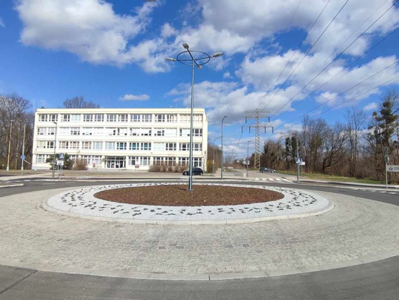 Rondo przed biurowcem w Blachowni ma patrona. Został nim profesor Włodzimierz Kotowski