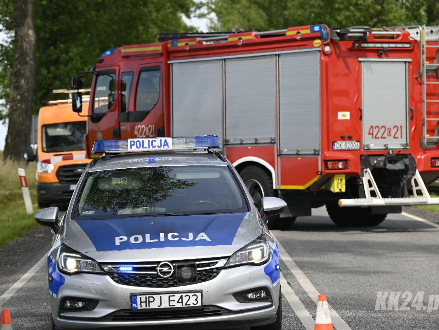 Rowerzysta wyjechał z leśnej ścieżki wprost pod auto. Służby interweniowały na trasie Śródmieście-Azoty