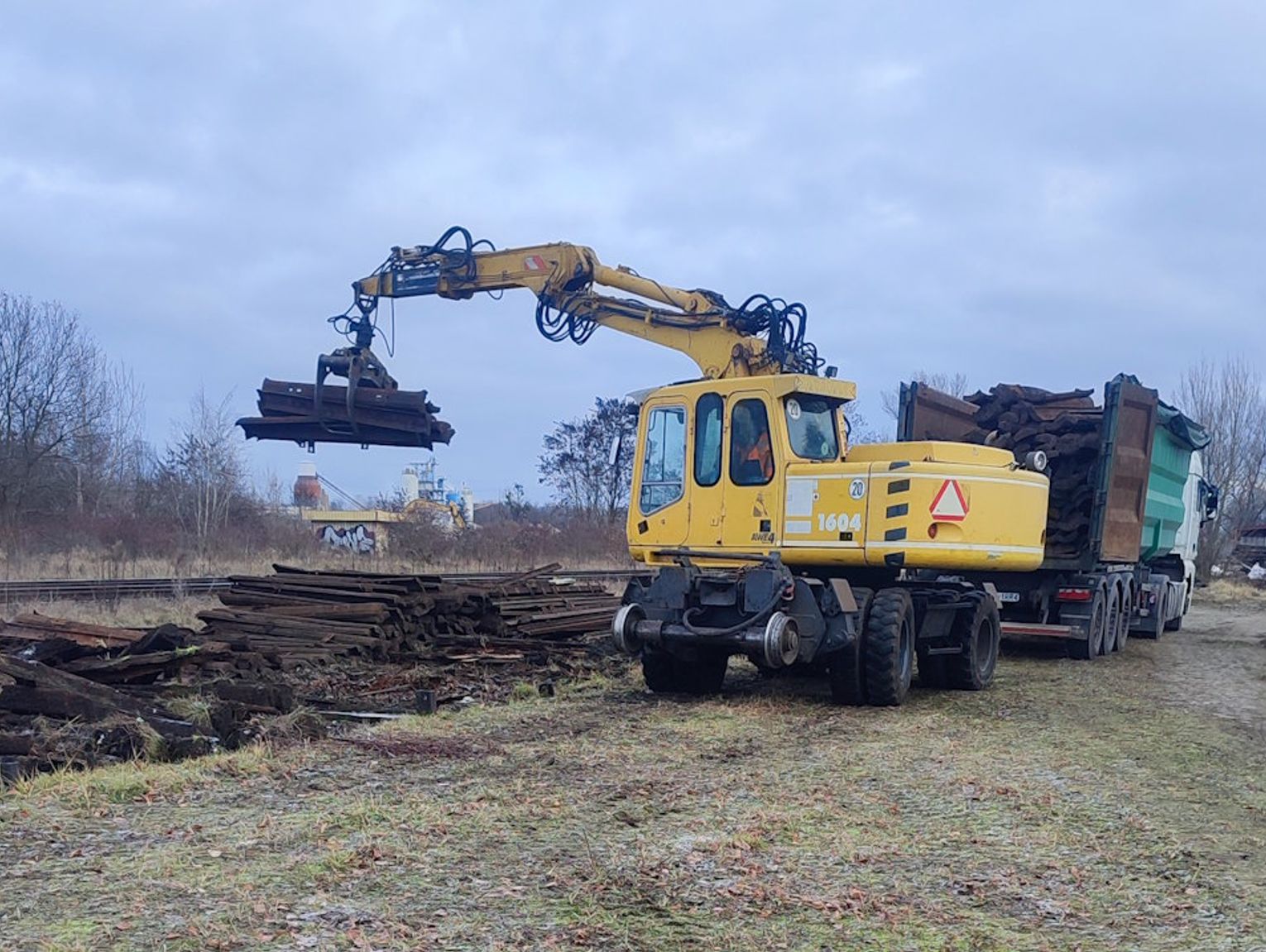 Rozbiórka bocznicy kolejowej w Koźlu. Tory od 1997 roku były wyłączone z użytkowania. ZDJĘCIA