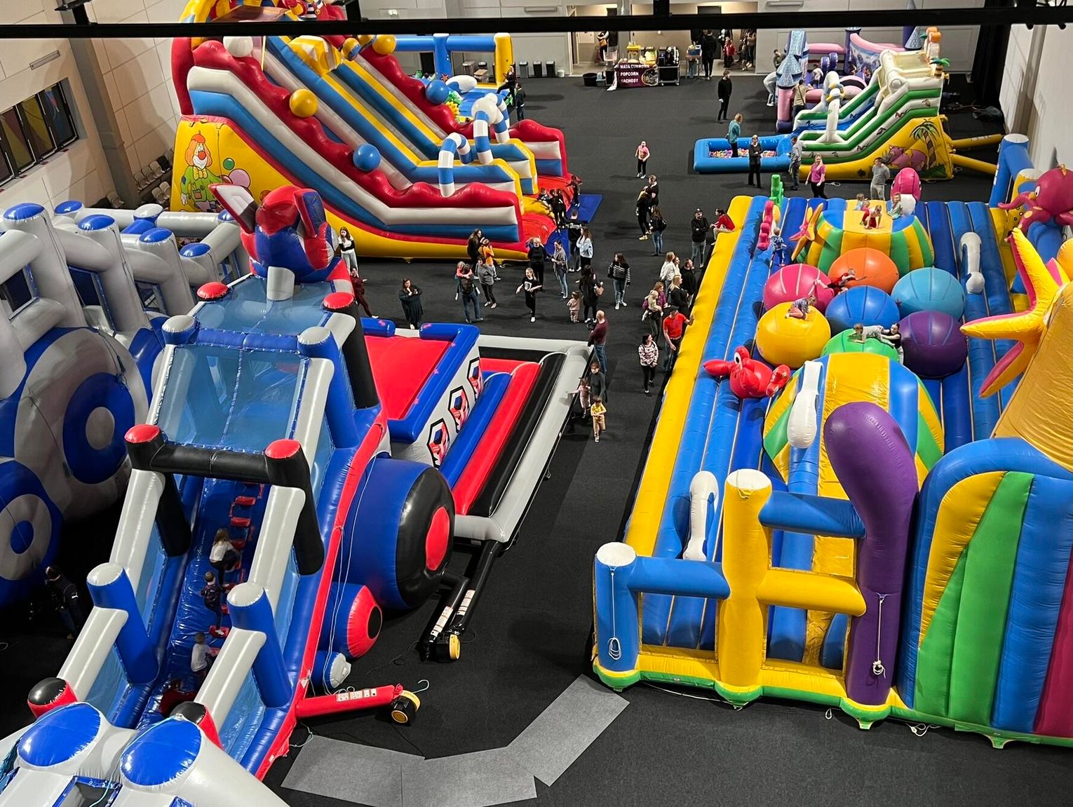 Rozdajemy całodniowe zaproszenia na Halowy Festiwal Dmuchańców. Weź udział w zabawi