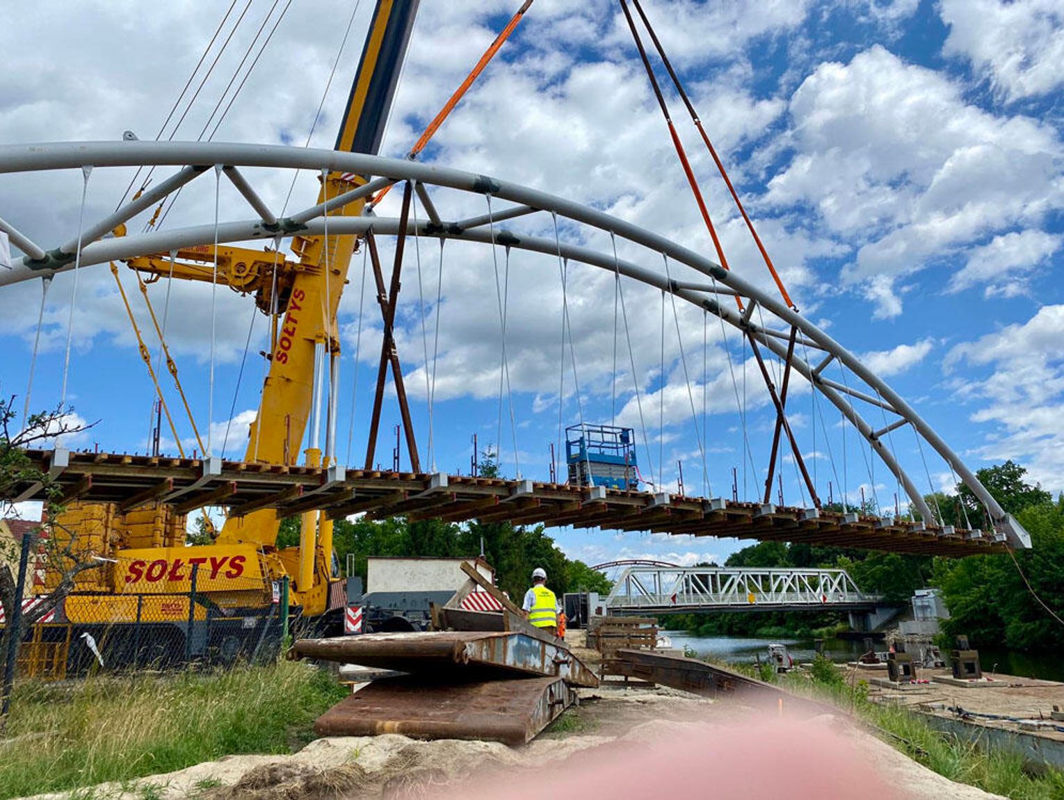 Rozpoczął się montaż stalowego przęsła kładki rowerowej nad Kanałem Gliwickim. Konstrukcja waży aż 80 ton