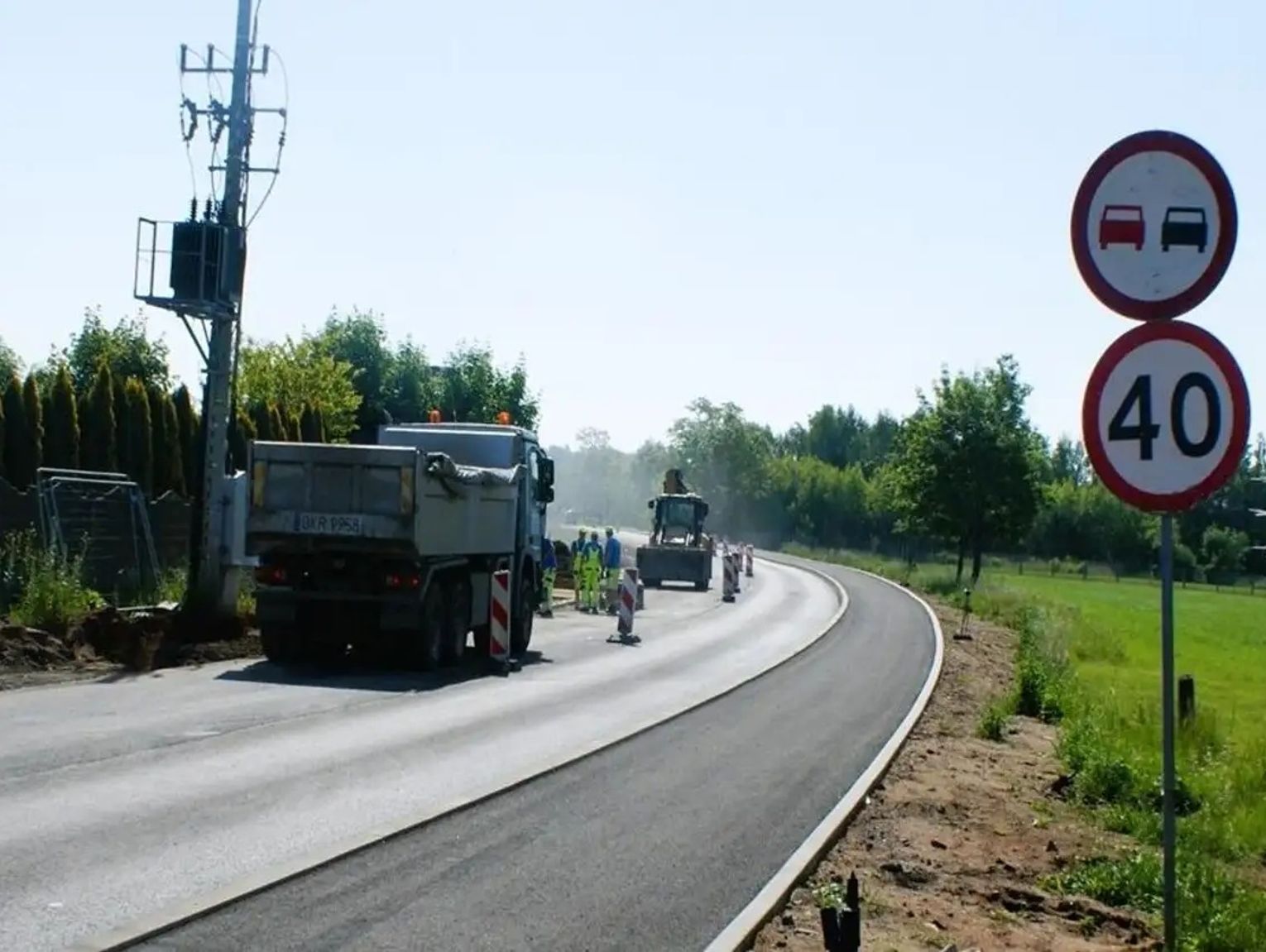 Ruszają finałowe prace przy rozbudowie DW 408. Rozpoczęło się układanie ostatniej warstwy asfaltu