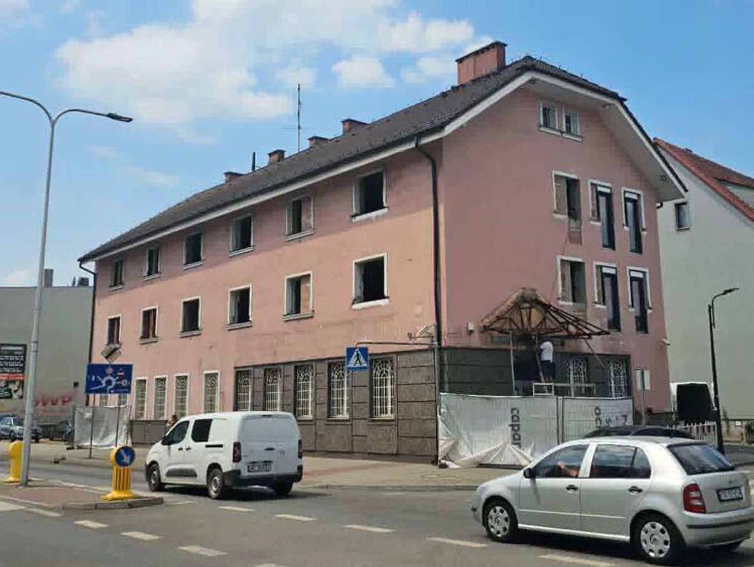 Ruszył remont dawnego banku przy al. Jana Pawła II. Nieoficjalnie: będą tam mieszkania