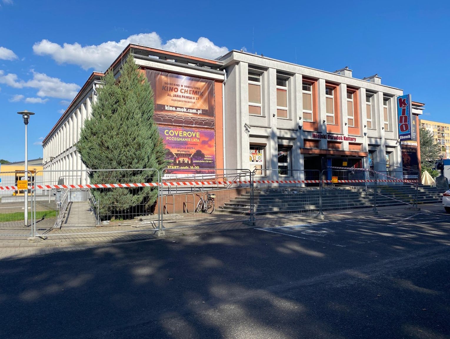 Ruszył remont schodów przed domem kultury "Chemik". Roboty potrwają dwa miesiące