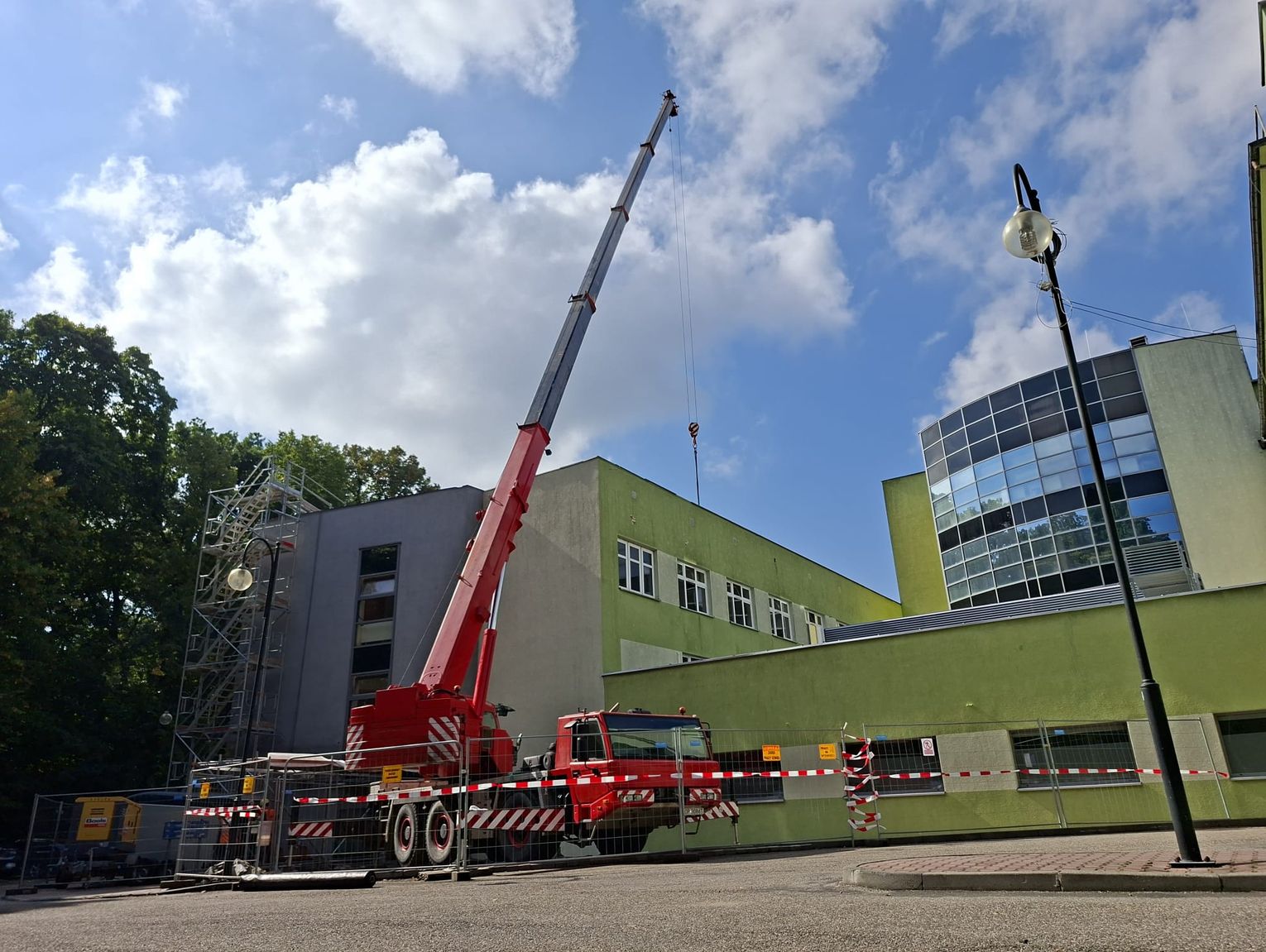Ruszyła rozbudowa kozielskiego szpitala! Przy lecznicy pojawił się ciężki sprzęt. ZDJĘCIA