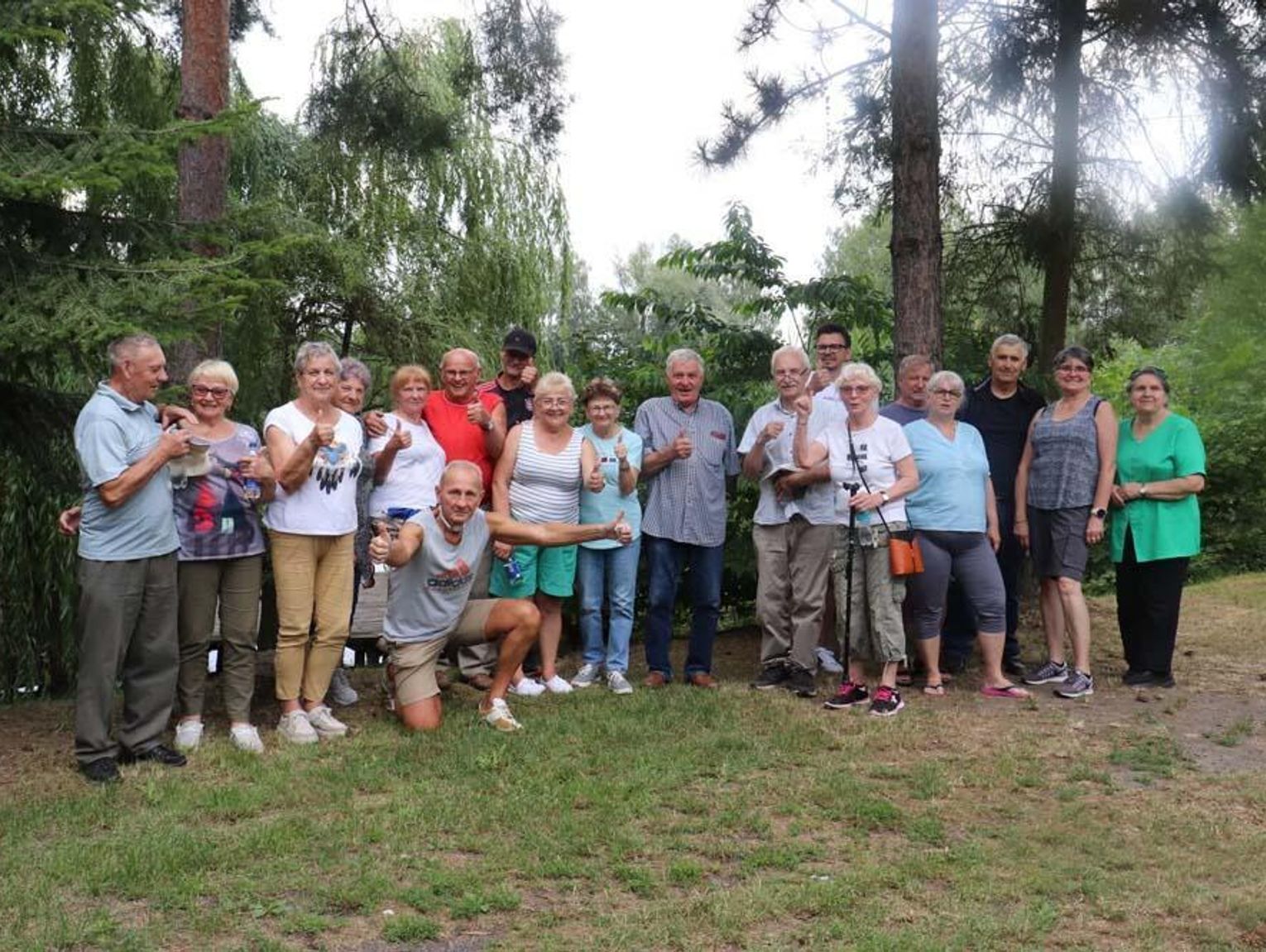 Seniorzy z „Magnolii” spędzili noc pod namiotami. Leśna przygoda w Raszowej