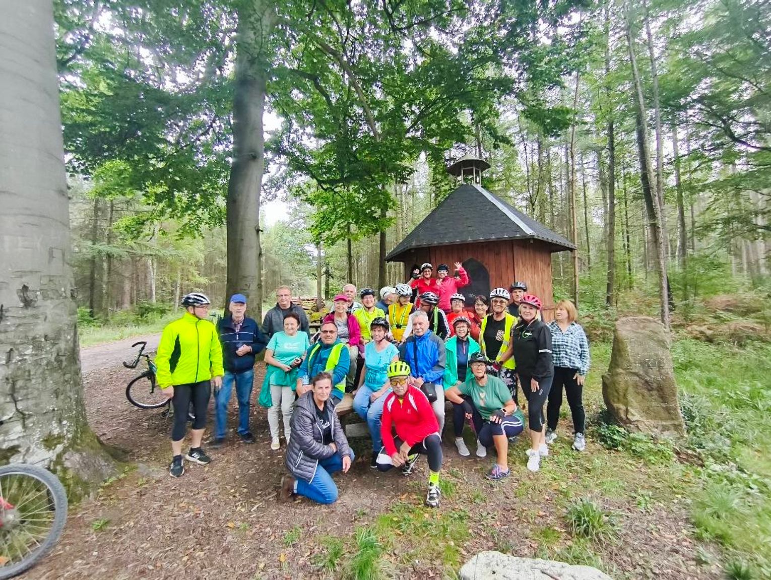 Seniorzy zwiedzili nadleśnictwo i okoliczne lasy. Gminne centrum seniora zorganizowało rajd rowerowy