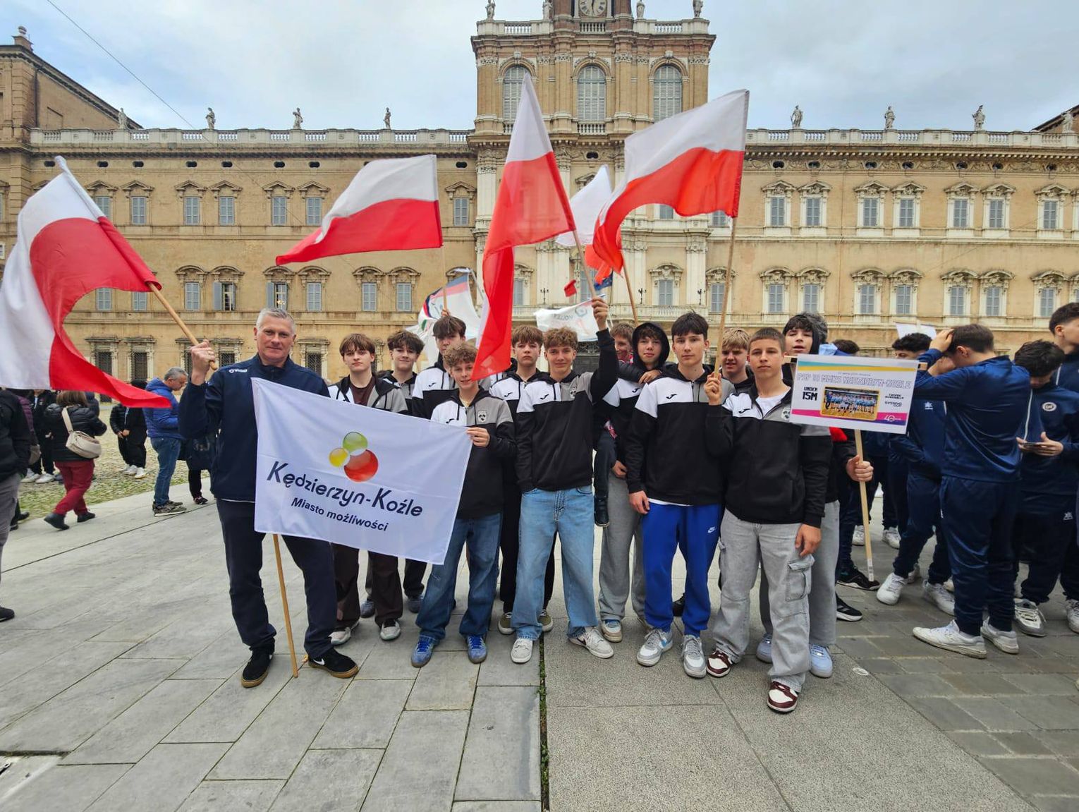 Siatkarze z "Dziewiętnastki" na dużym turnieju we Włoszech. Zaprezentowali się "na piątkę"
