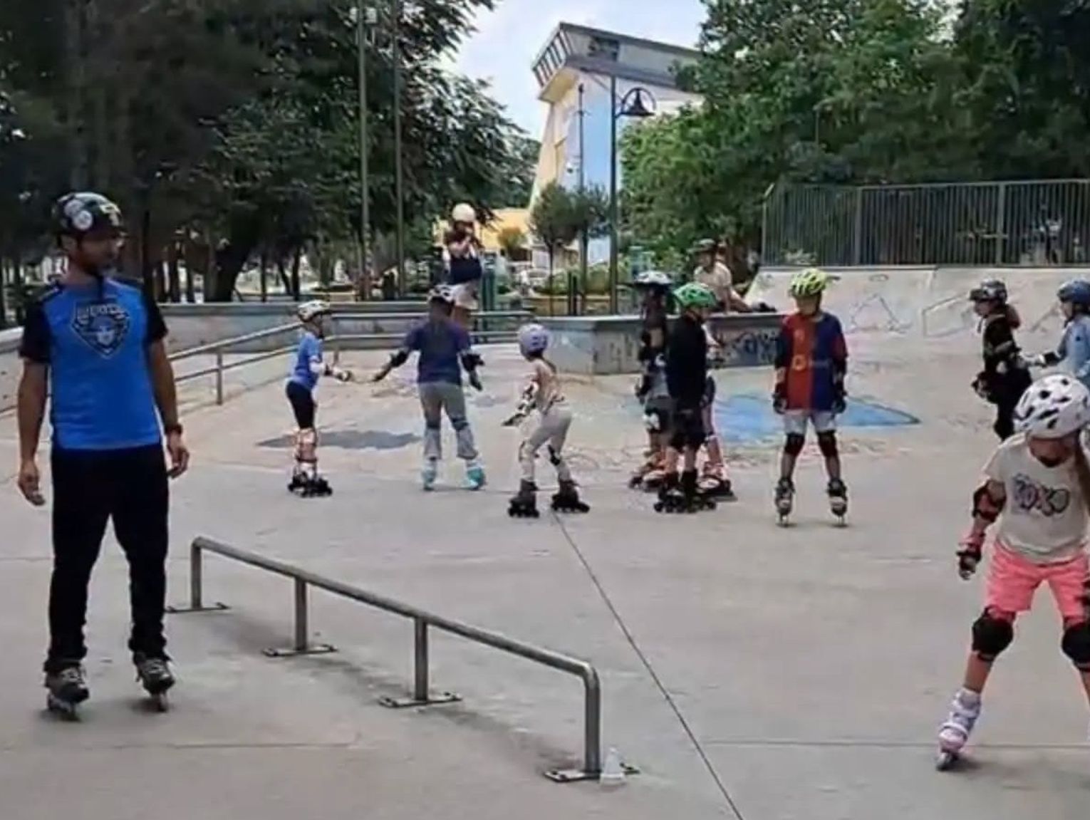 Skatepark w 艢r贸dmie艣ciu t臋tni 偶yciem. Wakacyjne warsztaty jazdy na rolkach