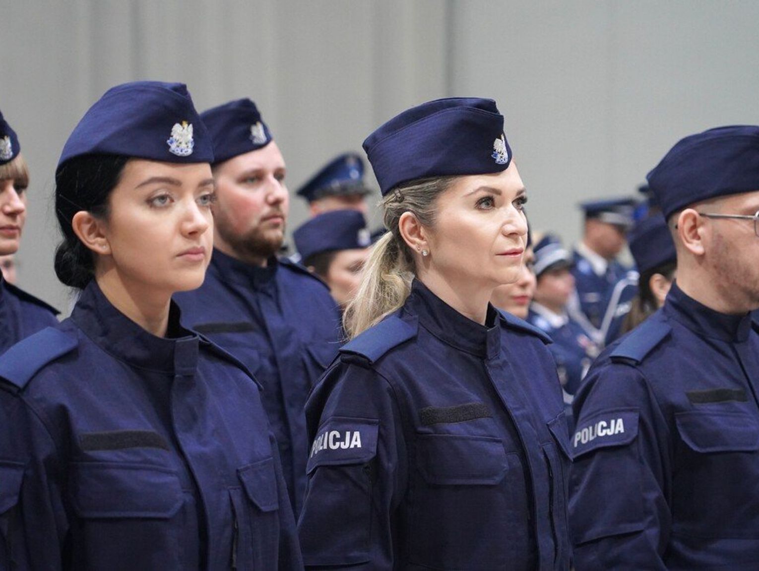 Ślubowali na sztandar. W szeregi Opolskiej Policji wstąpiło 55 nowych funkcjonariuszy. FOTO