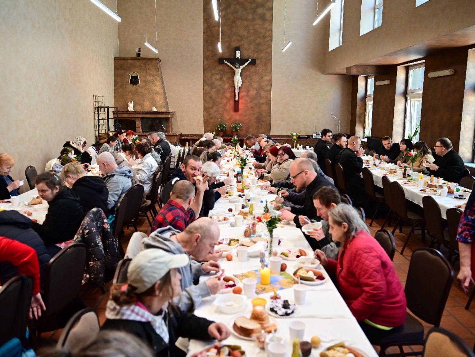 Śniadanie wielkanocne dla potrzebujących. Sztuka dzielenia się dobrem w parafii św. Eugeniusza de Mazenoda