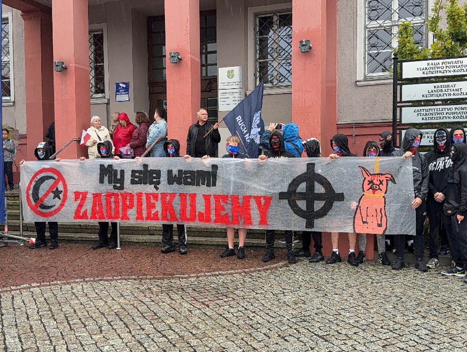 Sprzeciw wobec ośrodków dla nielegalnych imigrantów. Narodowcy i Młodzież Wszechpolska zorganizowali marsz w Kędzierzynie-Koźlu