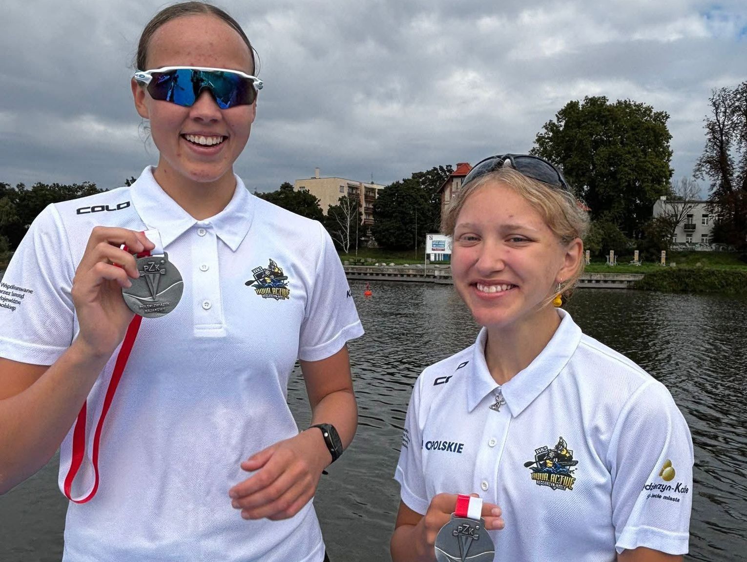 Srebrny sukces kajakarek z Kędzierzyna-Koźla na Mistrzostwach Polski – młode zawodniczki AQUA Active z medalami