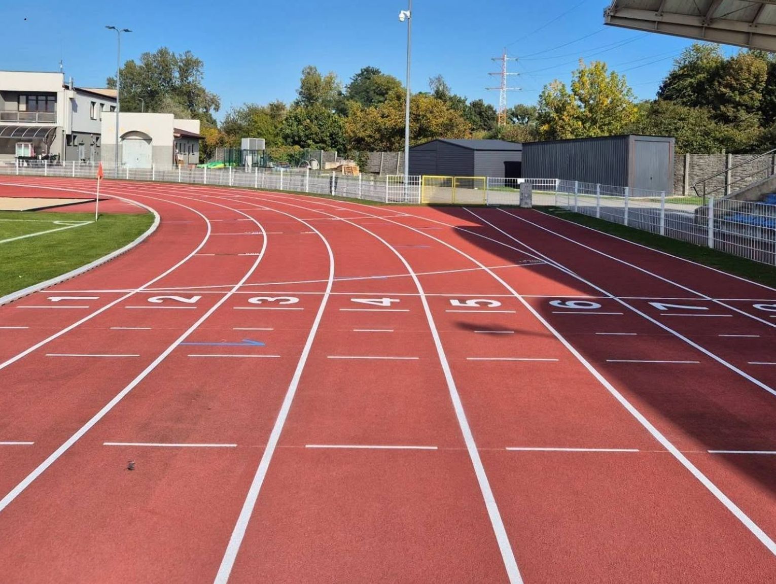 Stadion Kuźniczka z odświeżoną bieżnią. Odmalowano linie i oznaczenia torów