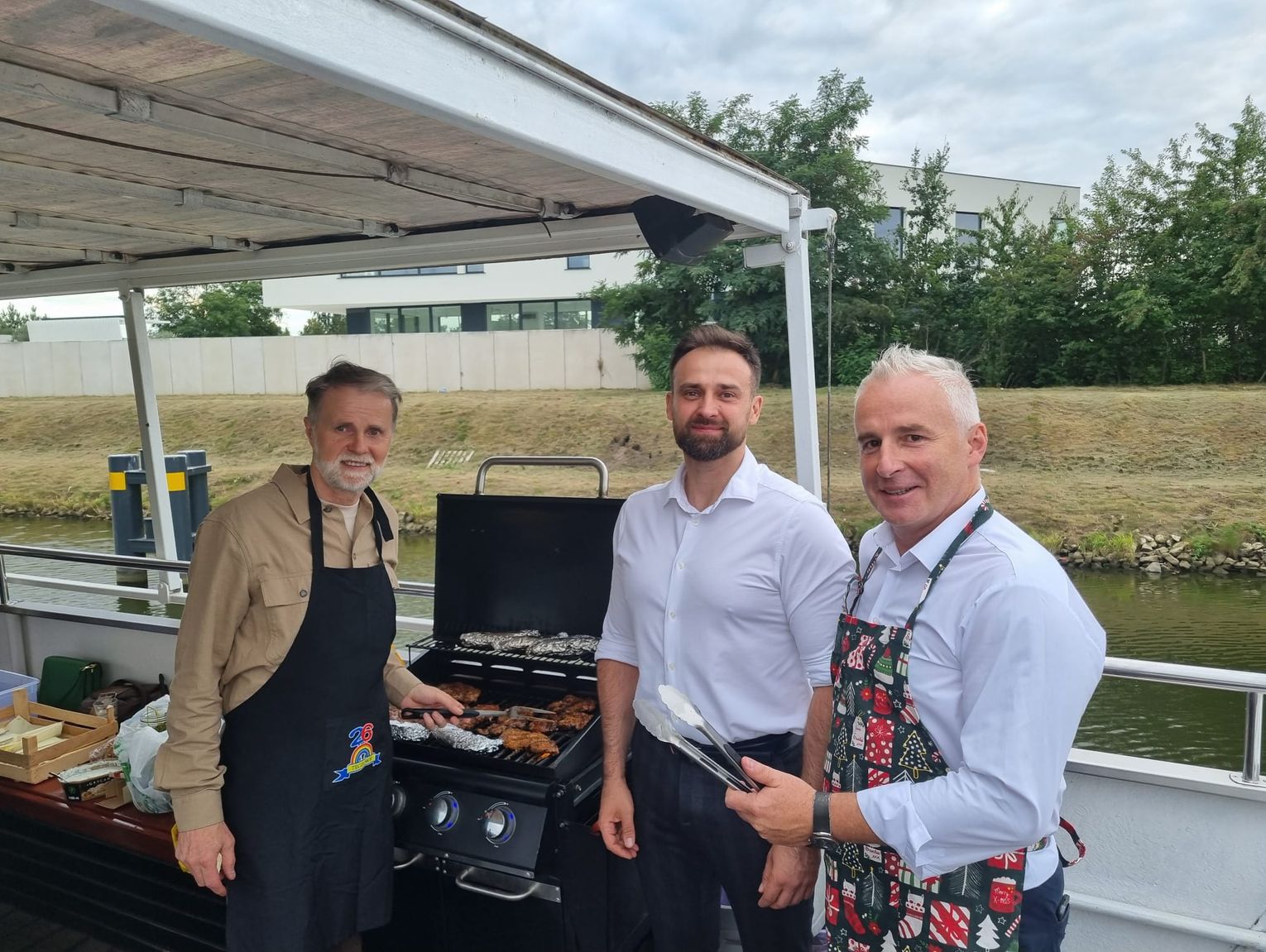 Starosta i przewodniczący rady miasta grillowali na statku ze zwycięzcą aukcji charytatywnej dla WOŚP