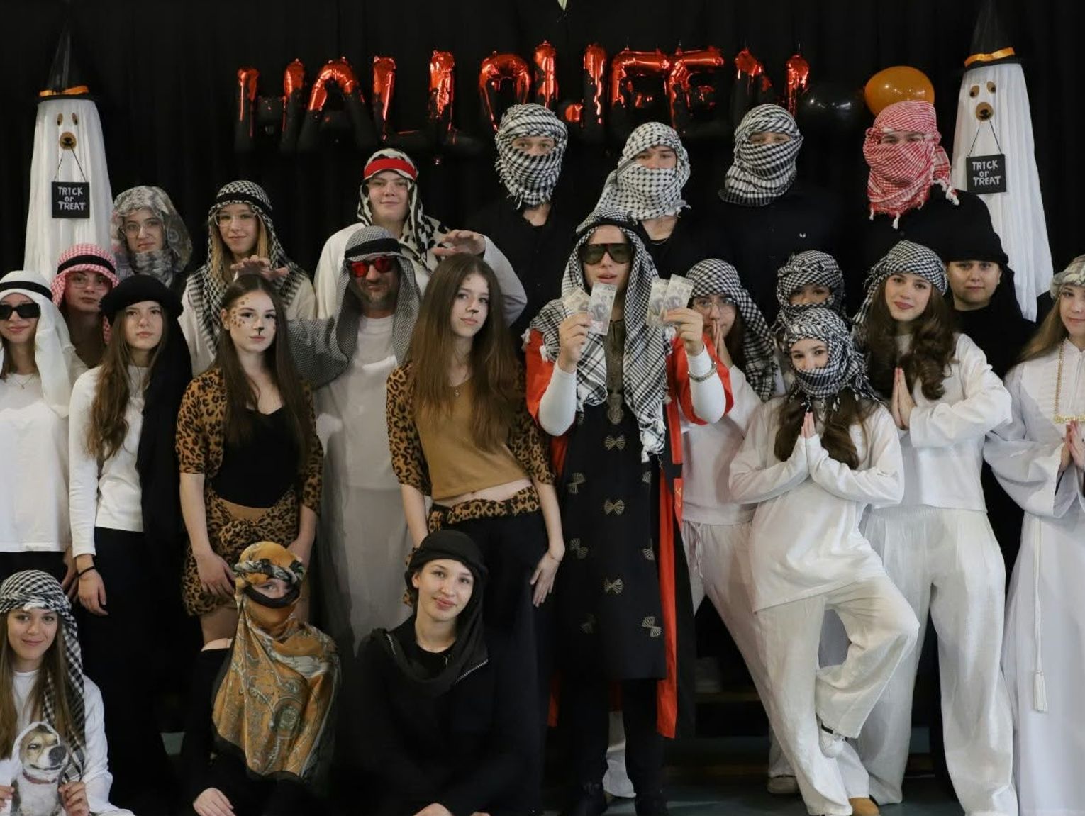 Strasznie dobra zabawa w II LO. Halloween opanowało szkolne korytarze