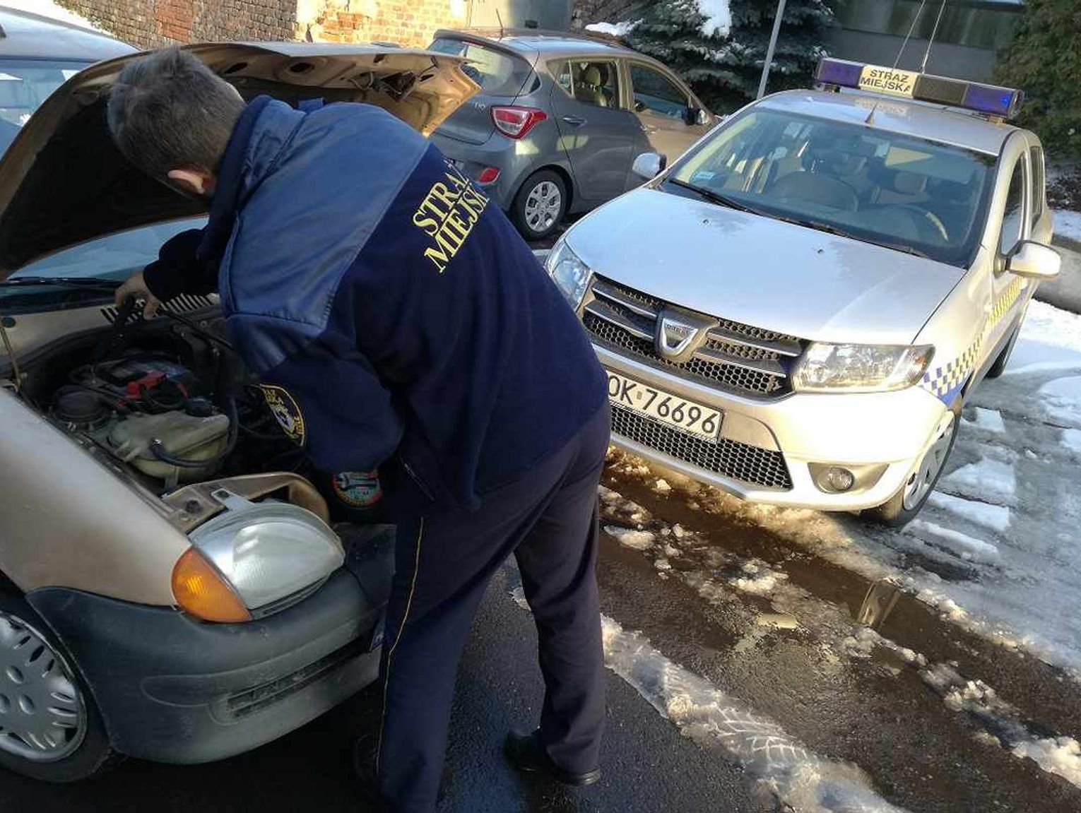 Straż miejska pomoże uruchomić auto w mroźny poranek. Ruszył sezon zimowych interwencji