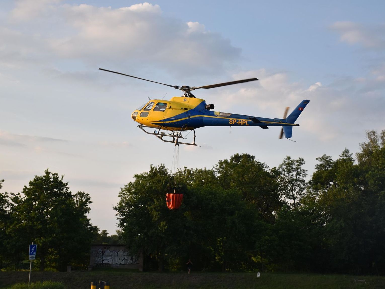 Strażacy z całej gminy gasili pożar lasu. W akcji brało udział 13 zastępów, quad, dron i śmigłowiec gaśniczy