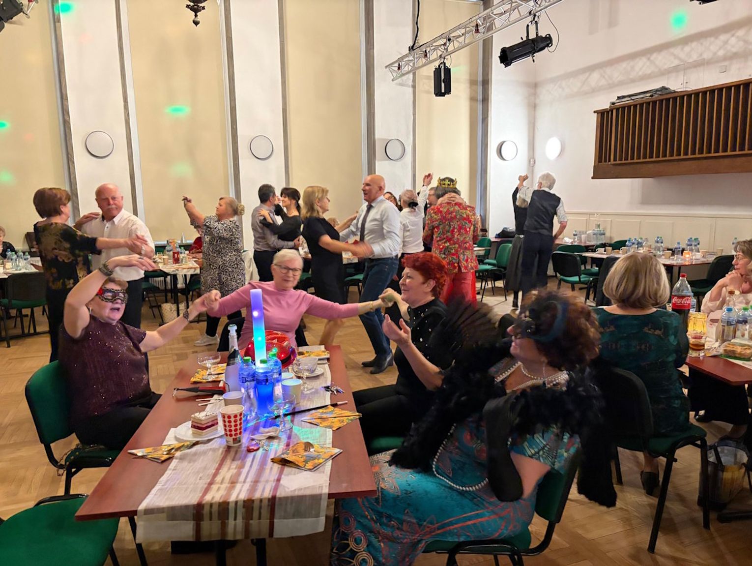 Studenci Uniwersytetu Trzeciego Wieku Ziemi Kozielskiej tanecznym krokiem zakończyli karnawał