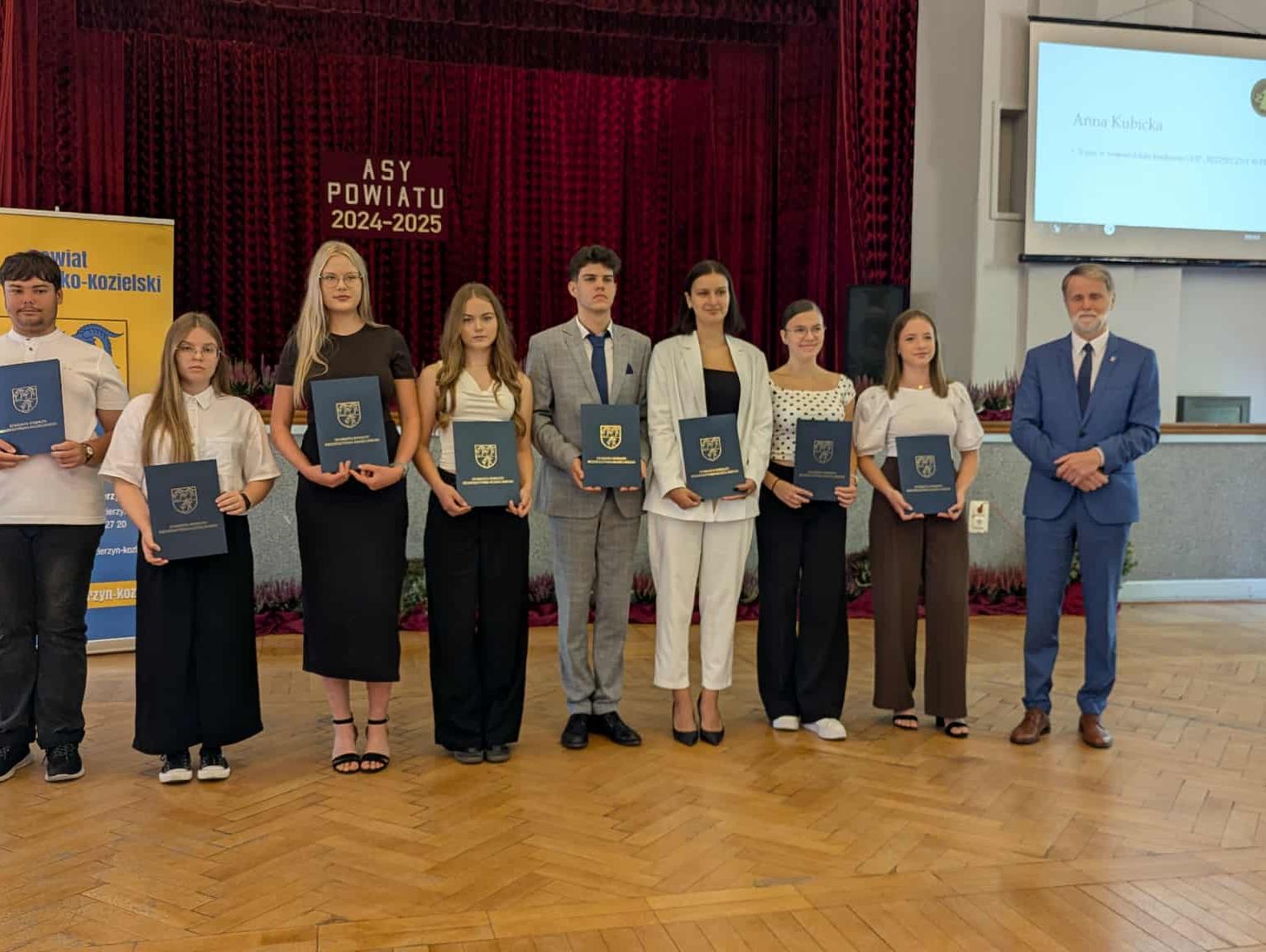 "Asy Powiatu" rozdane. Najzdolniejsi uczniowie ze szkół średnich w Kędzierzynie-Koźlu odebrali stypendia i nagrody