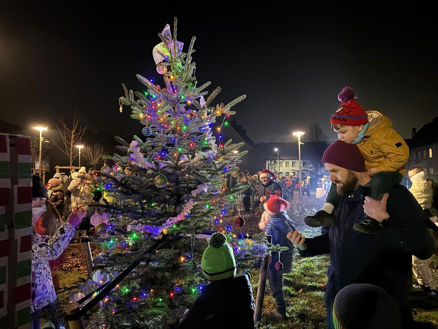 Świąteczna integracja na Pogorzelcu. Mieszkańcy kolędowali przy choince w parku kieszonkowym