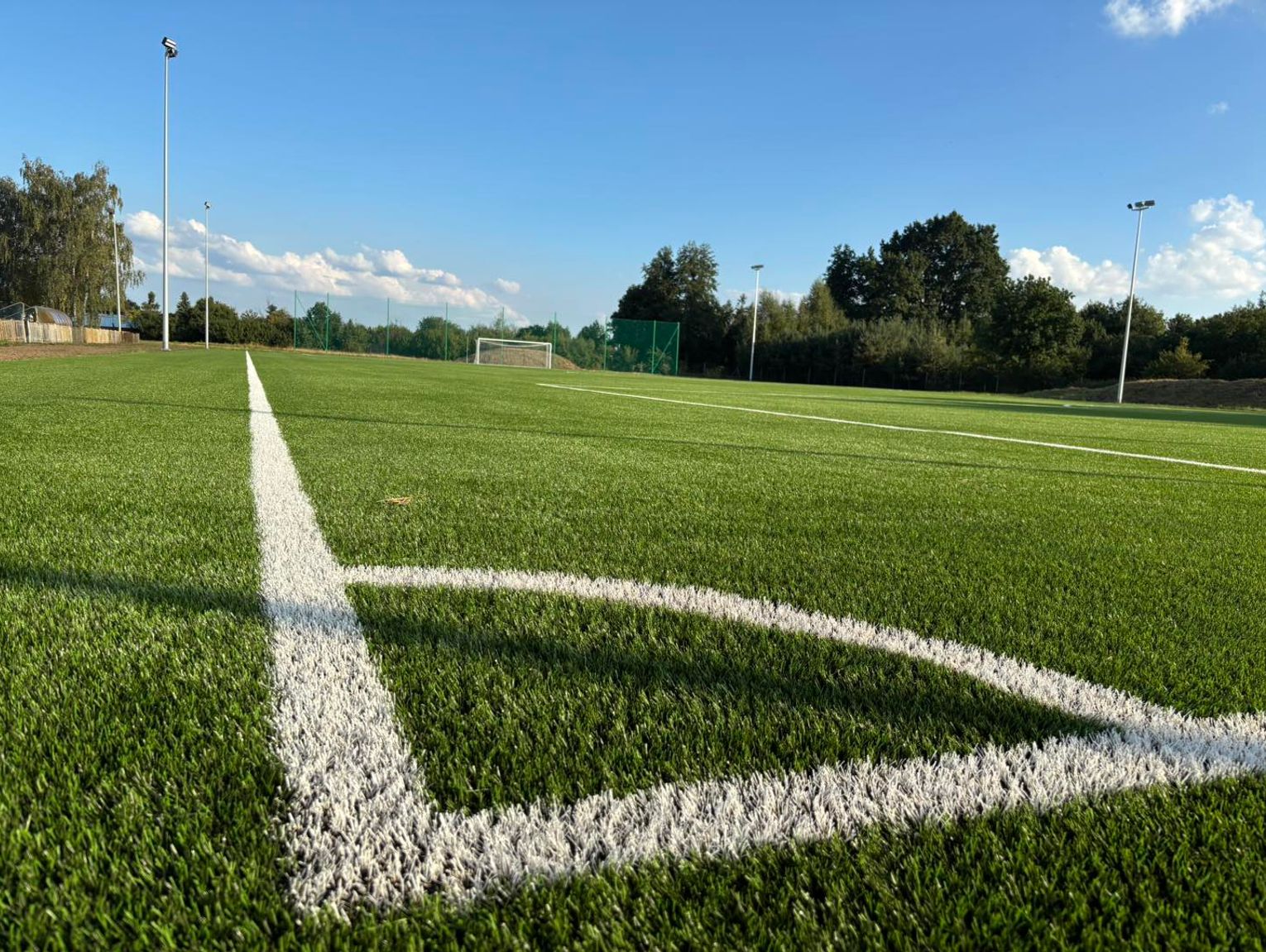 Sztuczne boisko na stadionie w Koźlu już gotowe do gry! Wykonawca uwinął się przed terminem. ZDJĘCIA