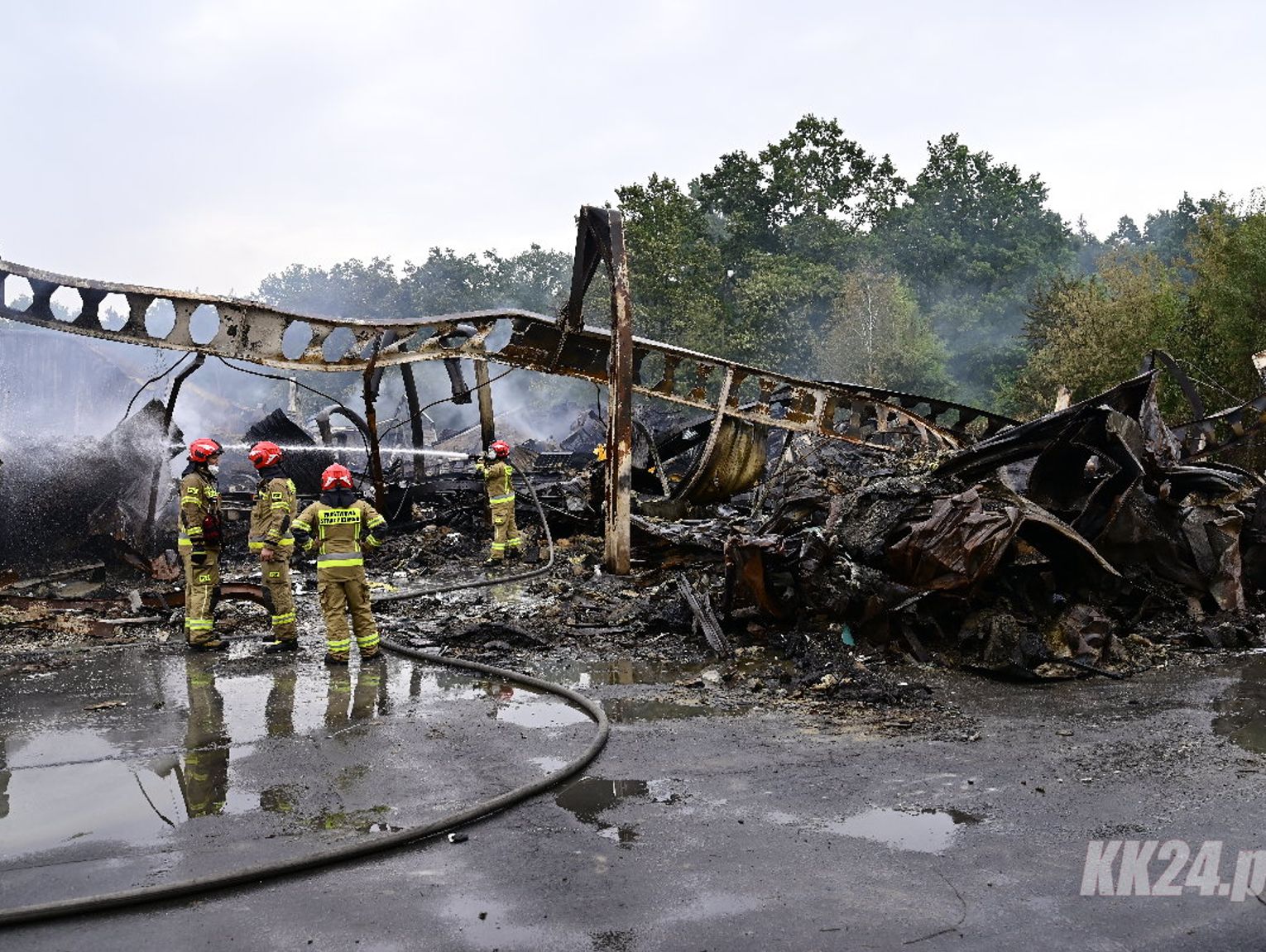 Tak dzisiaj wygląda spalona hala. Zdjęcia, które ukazują skalę zniszczeń i pogorzelisko. FOTOREPORTAŻ